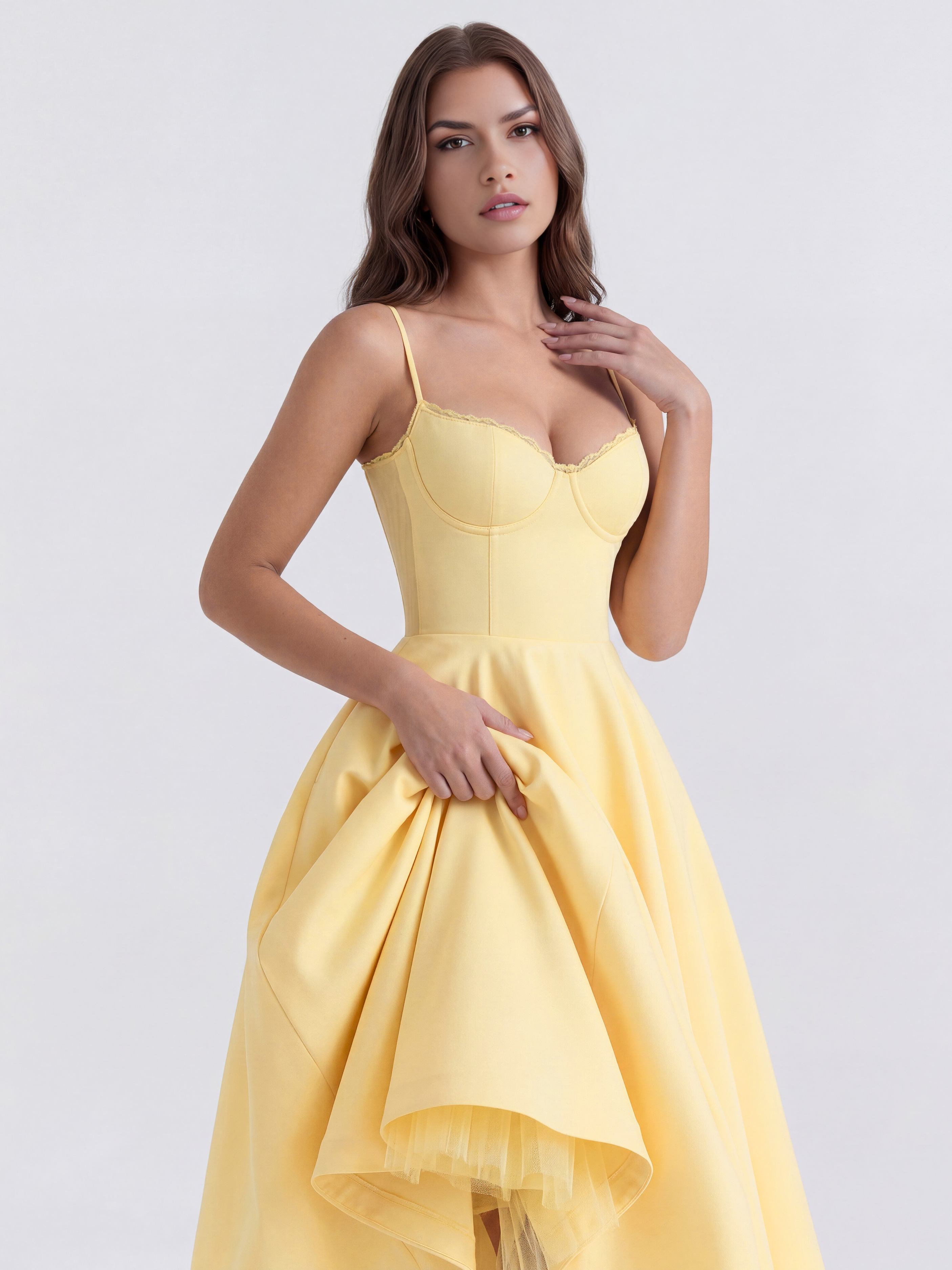 Abito Midi Selene Giallo Burro Satin Bella di Roma – modella