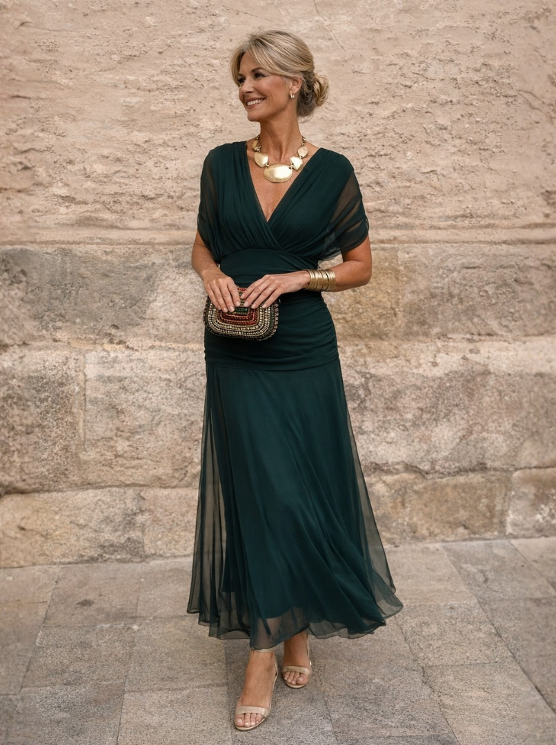 Abito lungo verde militare con scollo a V incrociato e gonna plissettata