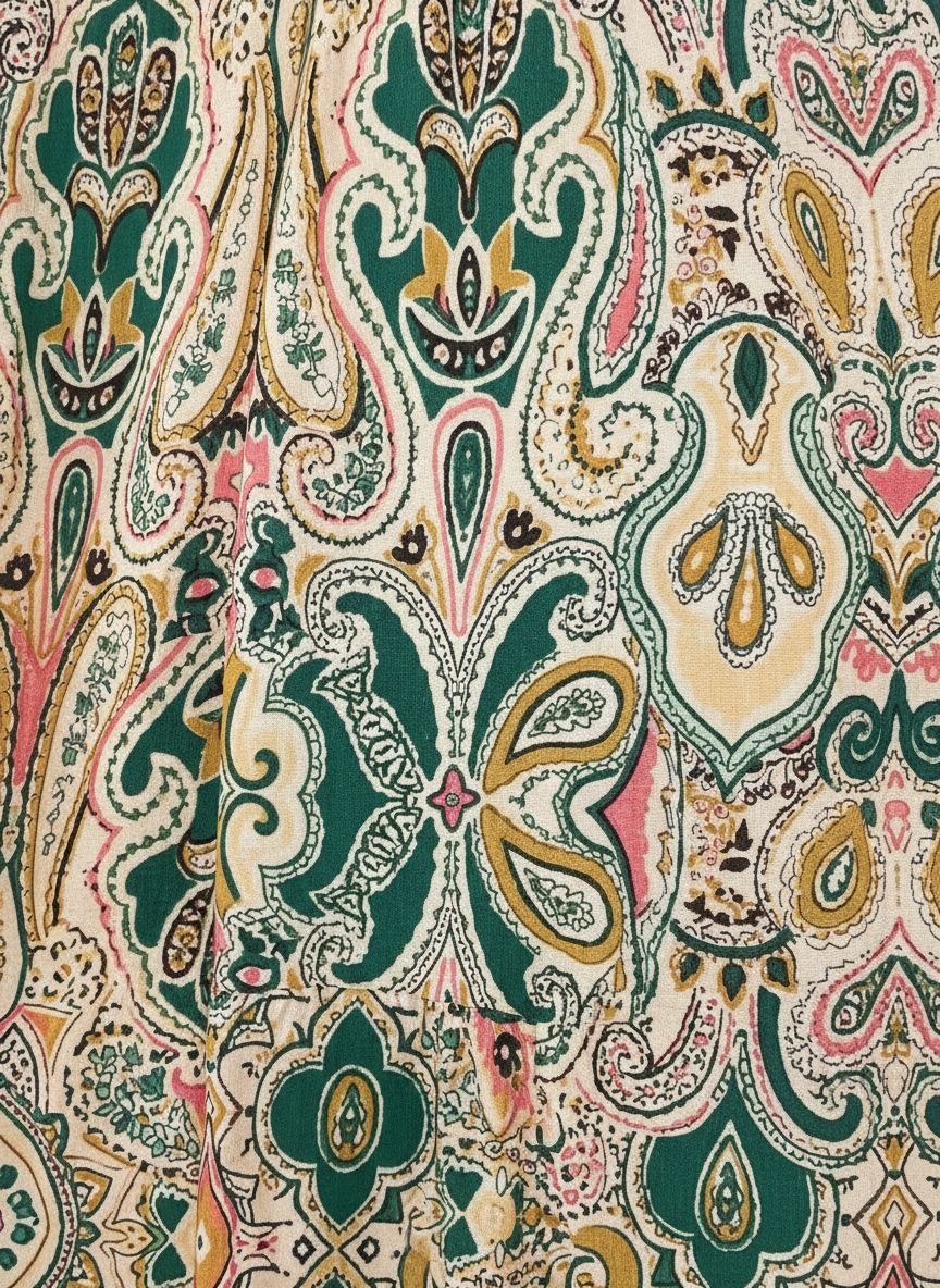 Dettaglio della stampa paisley verde del vestito