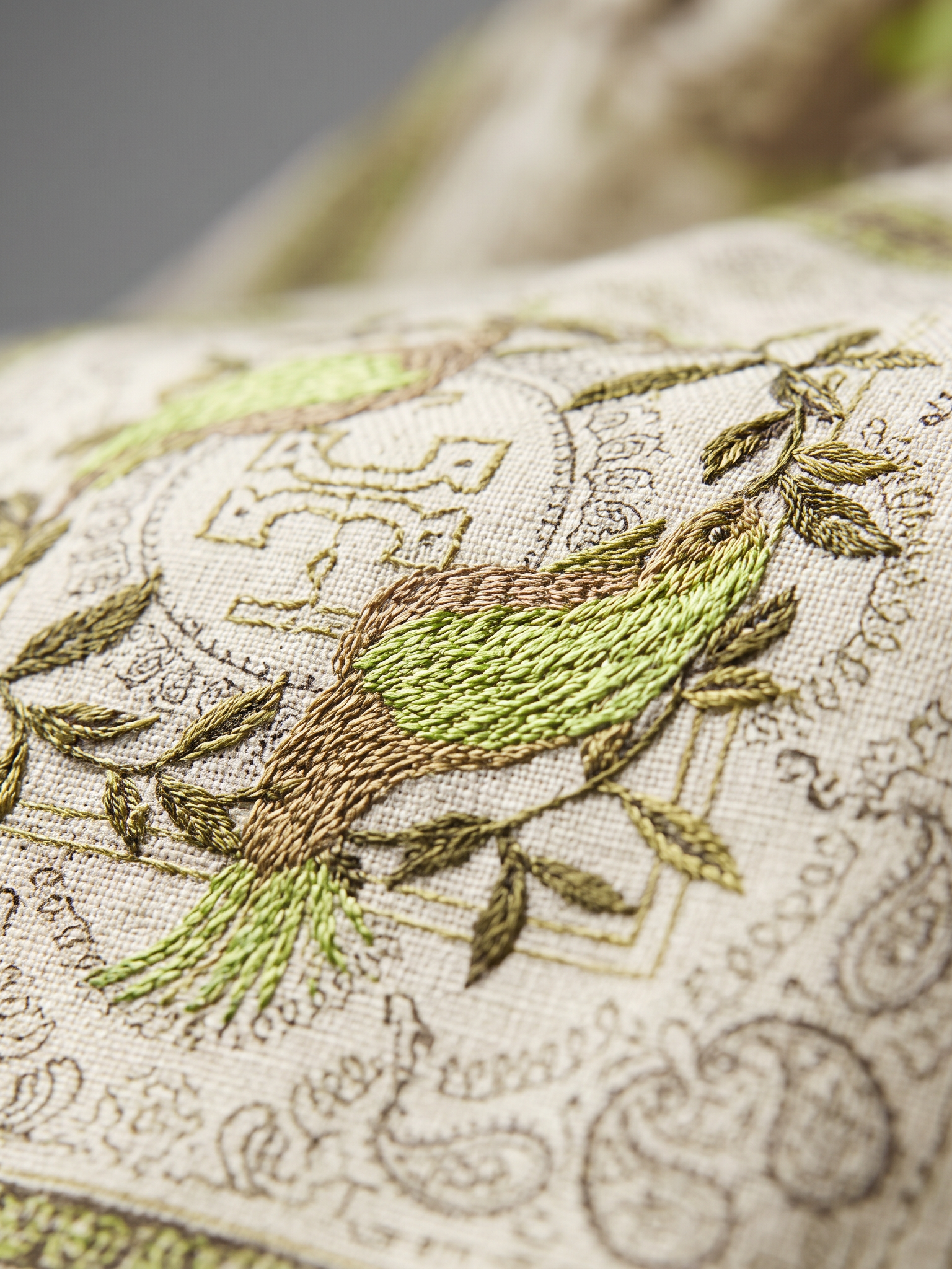 Dettaglio stampa botanica uccelli e fiori in verde dorato su tessuto panna - Bella di Roma