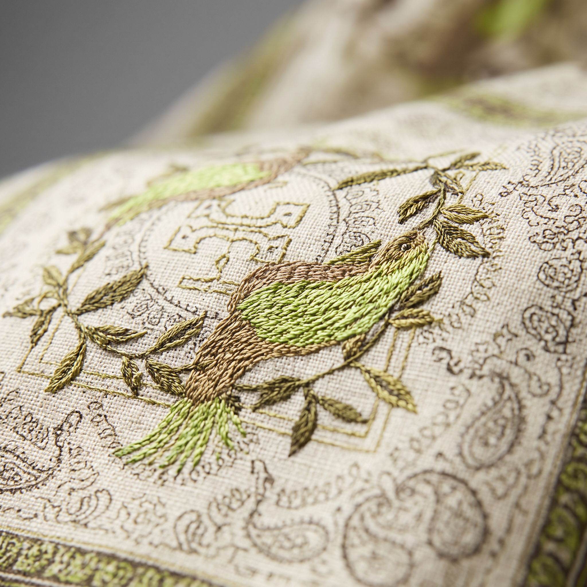 Dettaglio stampa botanica uccelli e fiori in verde dorato su tessuto panna - Bella di Roma