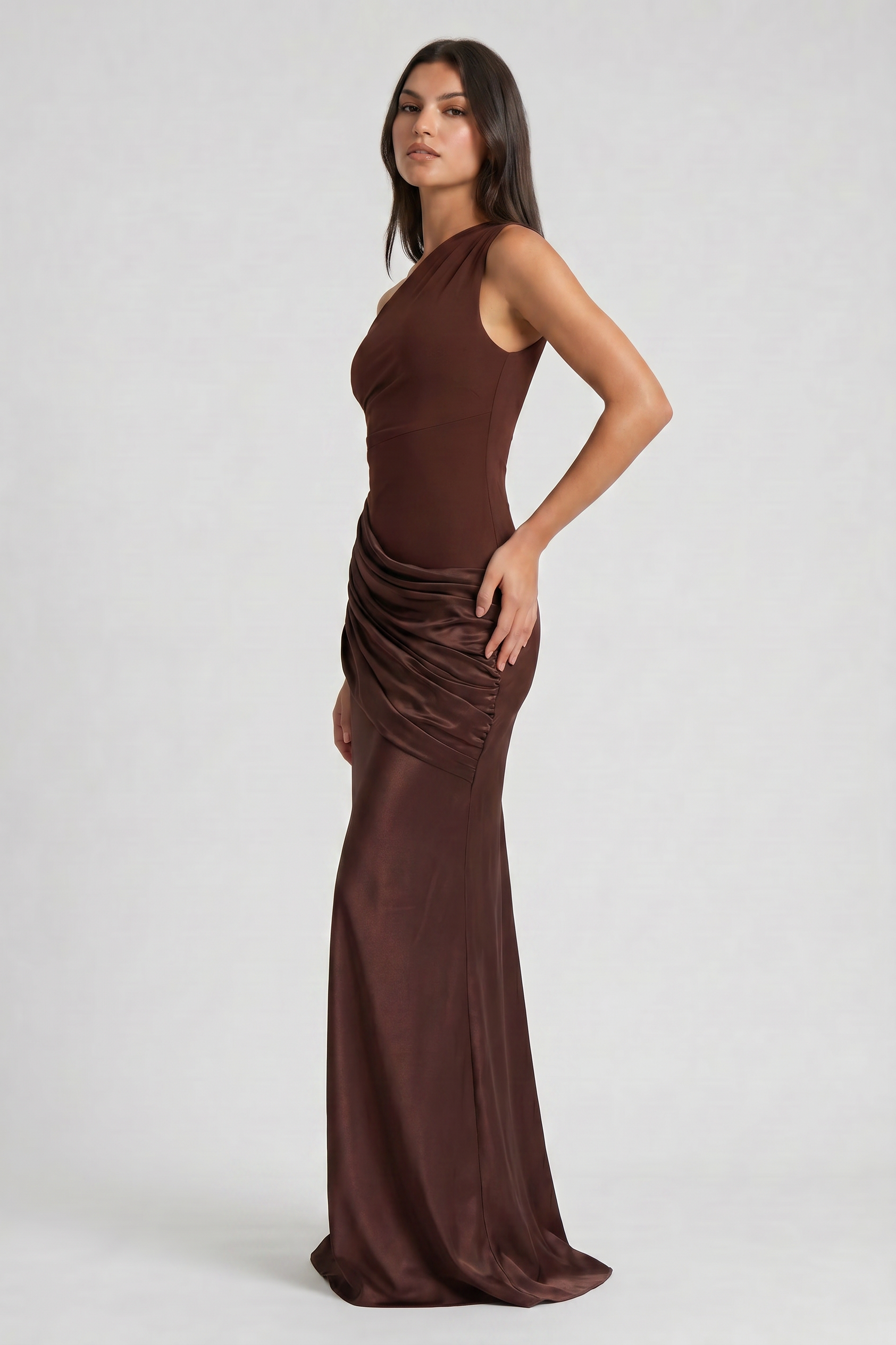 Abito maxi Abbey monospalla marrone Bella di Roma – silhouette femminile