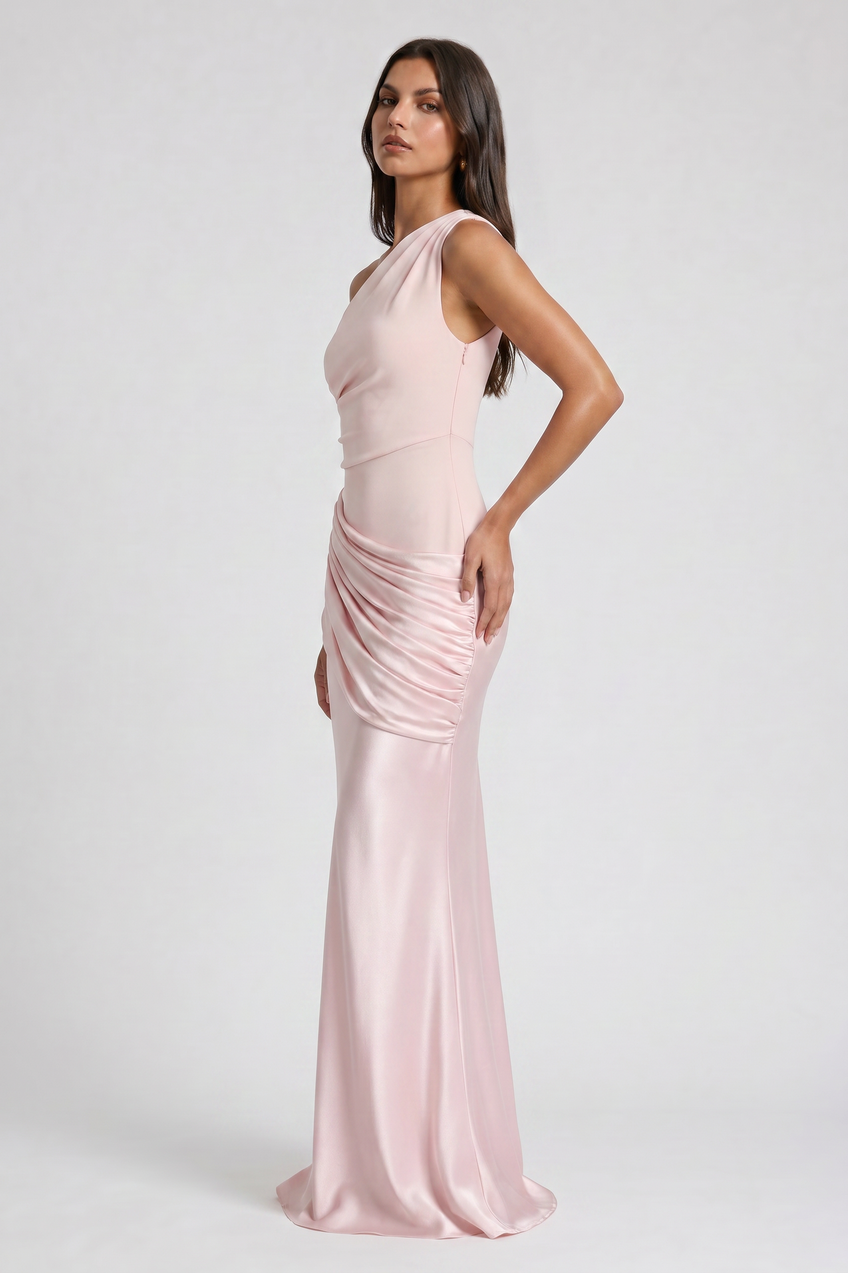 Abito maxi Abbey monospalla rosa chiaro Bella di Roma – silhouette romantica