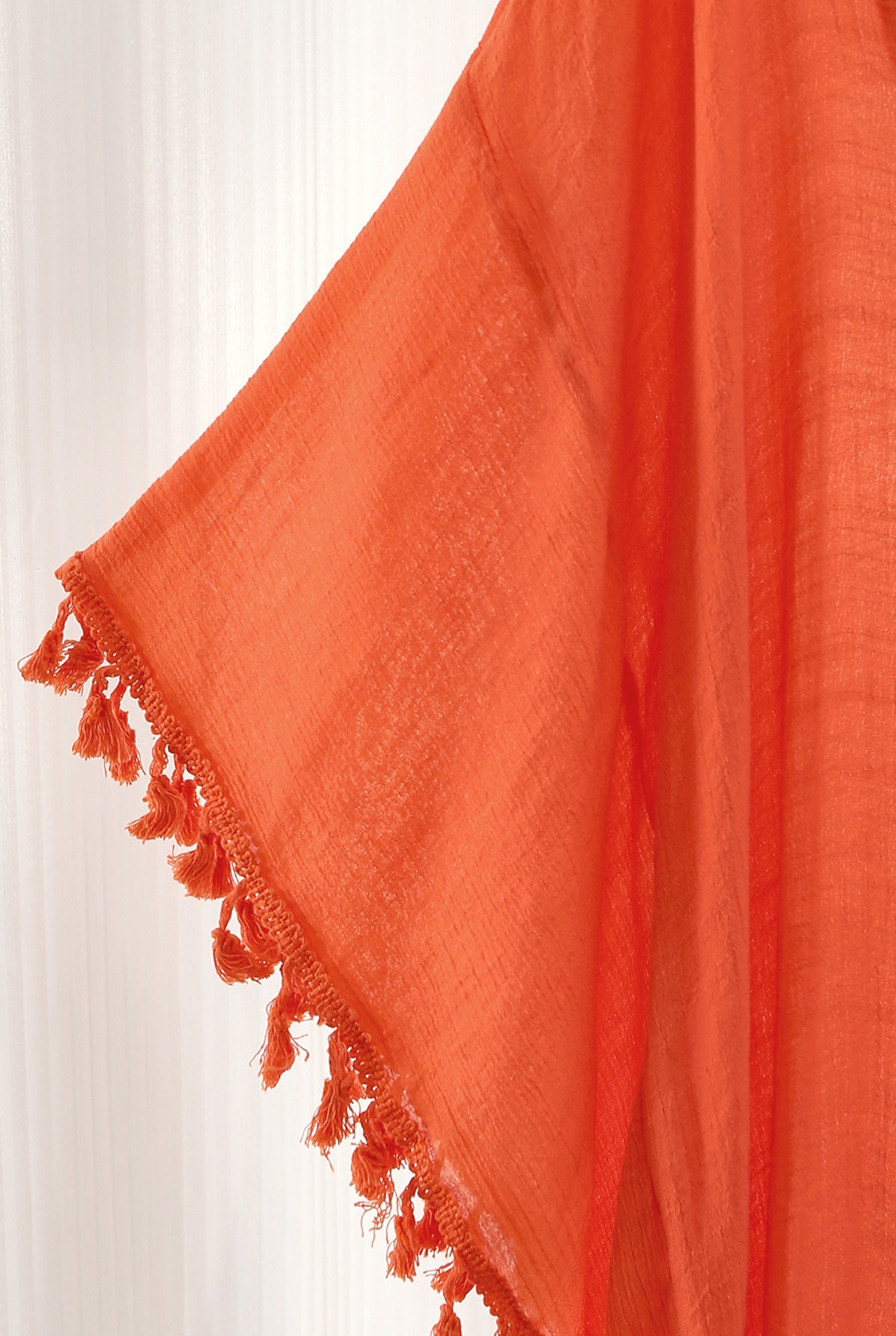 Kaftan maxi da spiaggia con ricami e frange - colore rosa corallo | Bella di Roma