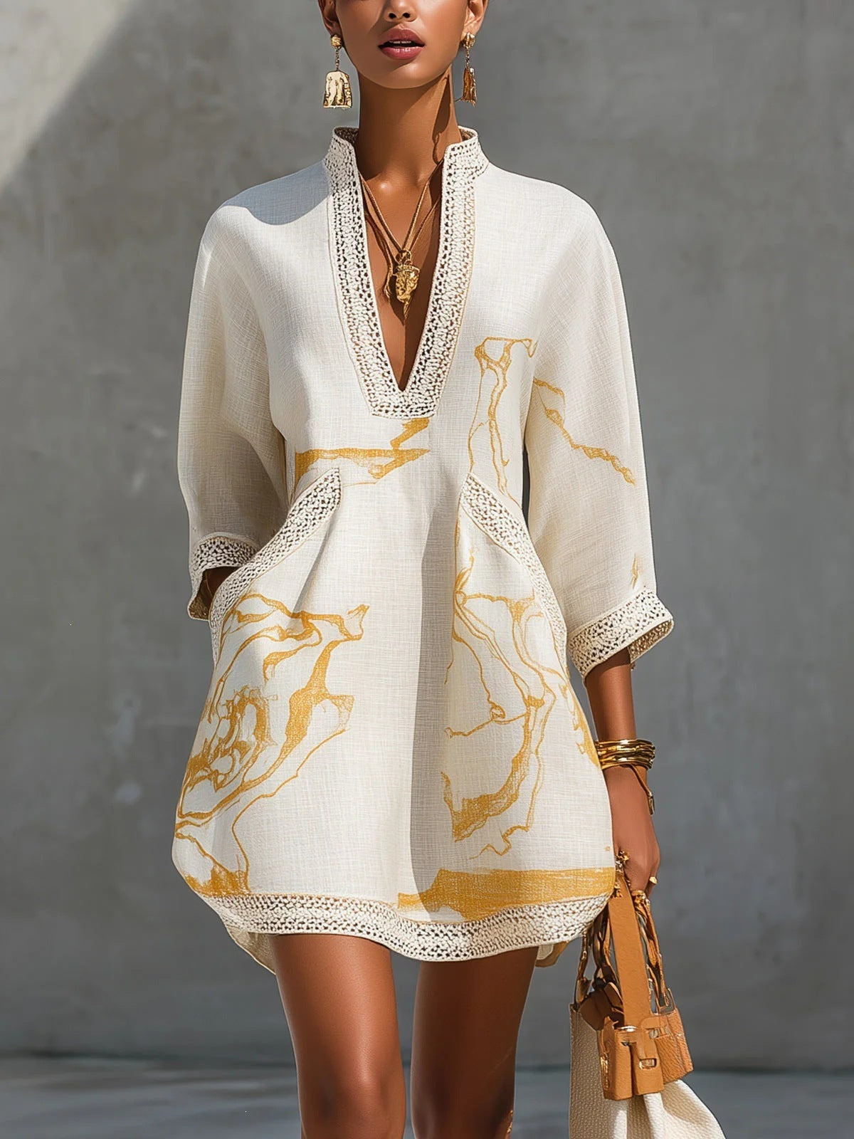 Abito mini stampa dorata scollo V con tasche - Bianco | Bella di Roma