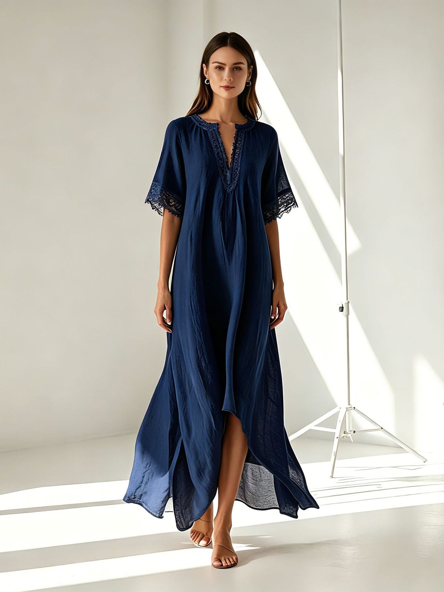 Caftano lungo blu notte con scollo a V e spacco frontale