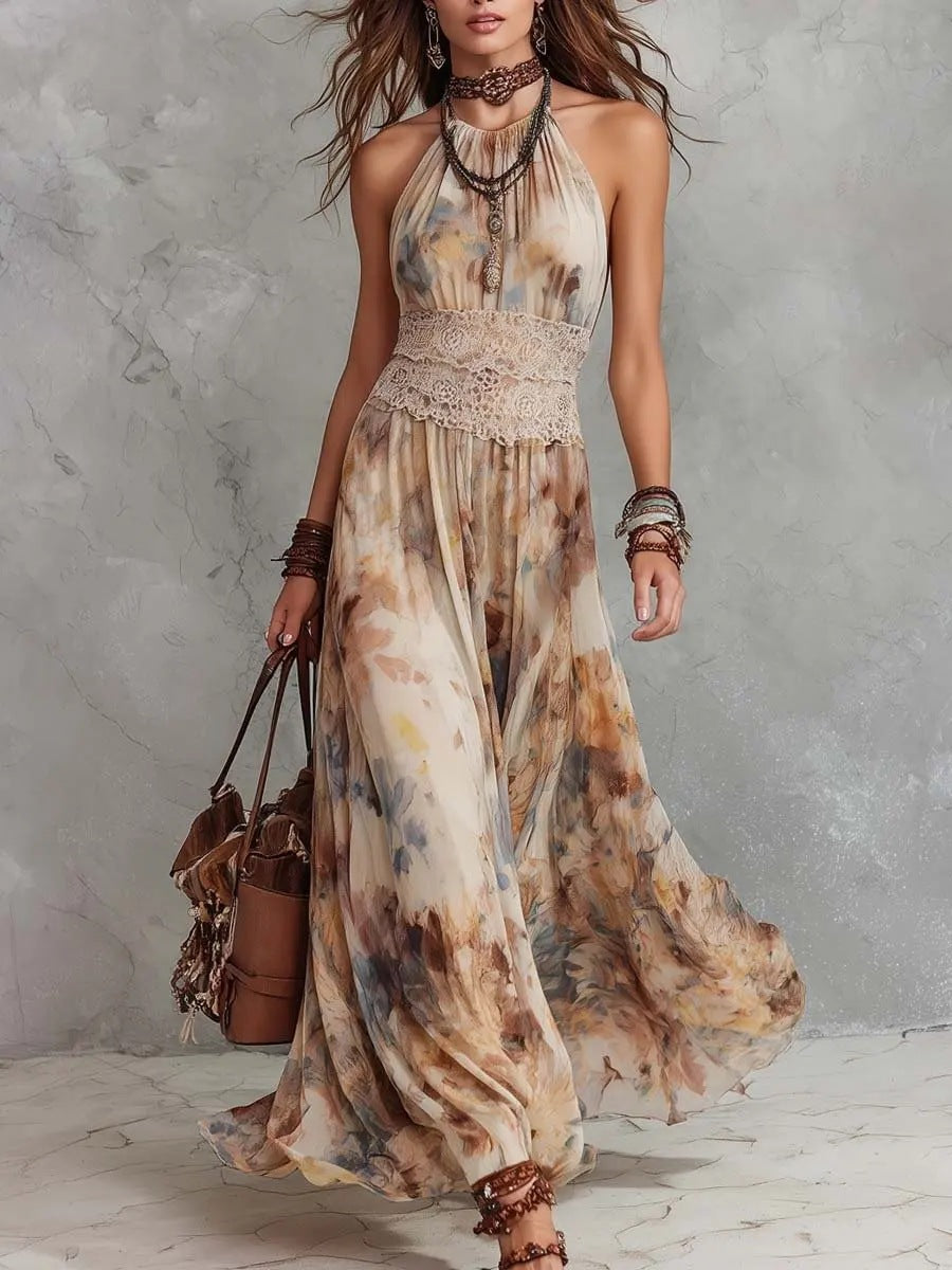 Vestito maxi floreale Aurora nei toni sabbia con scollo all'americana, indossato con borsa in cuoio