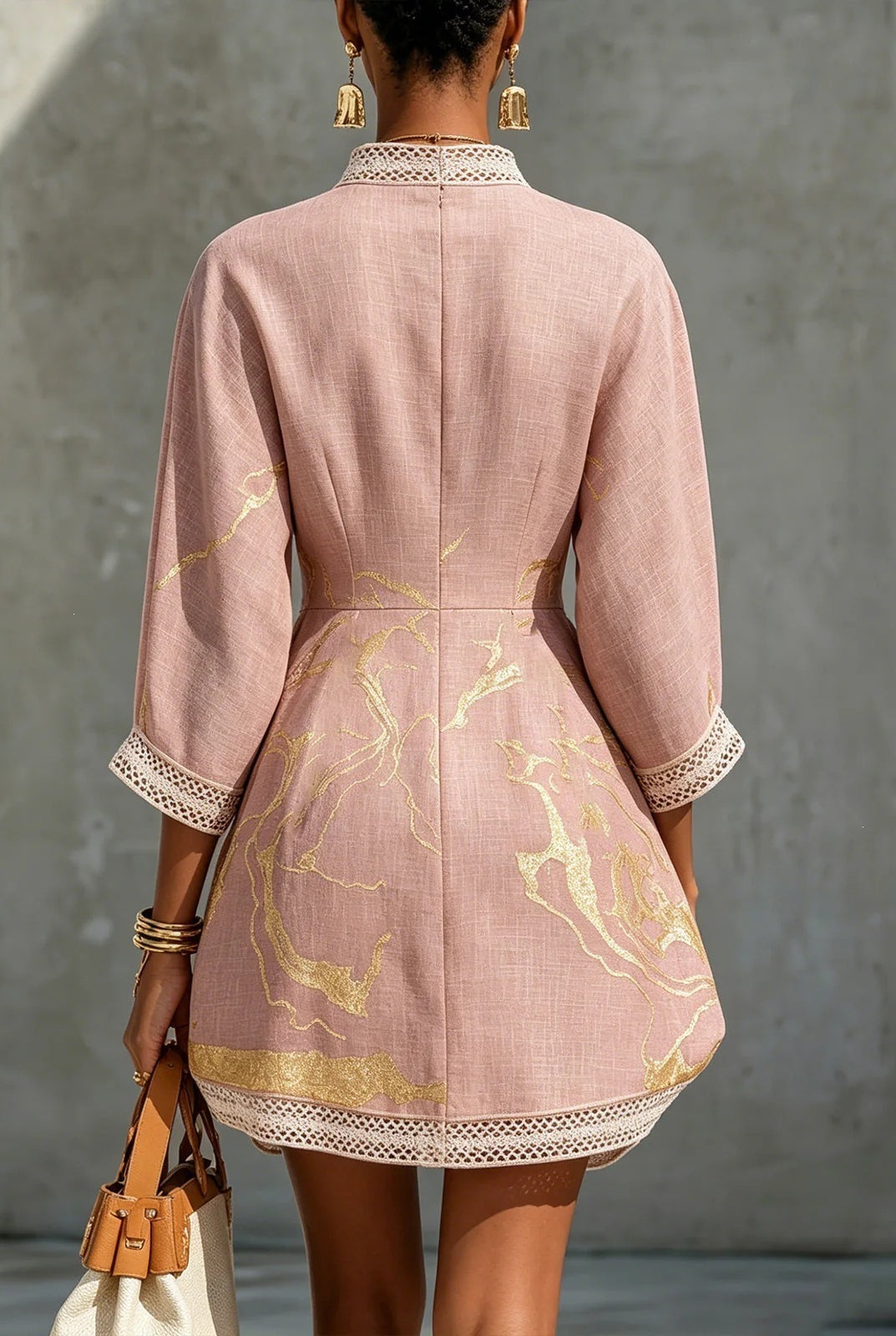 Abito mini stampa dorata scollo V con tasche - Rosa cipria retro | Bella di Roma