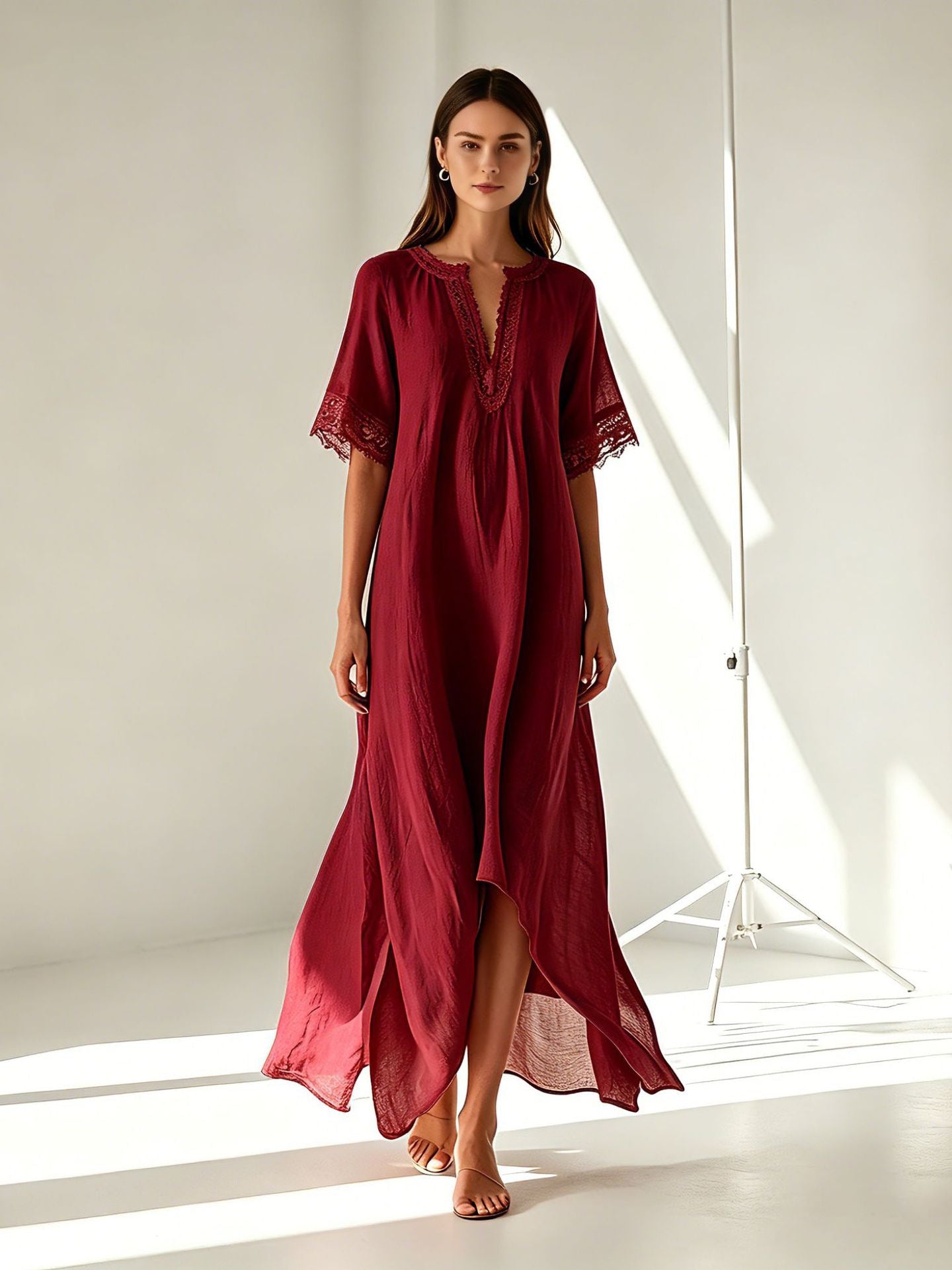 Caftano lungo rosso con scollo a V e maniche ampie svasate