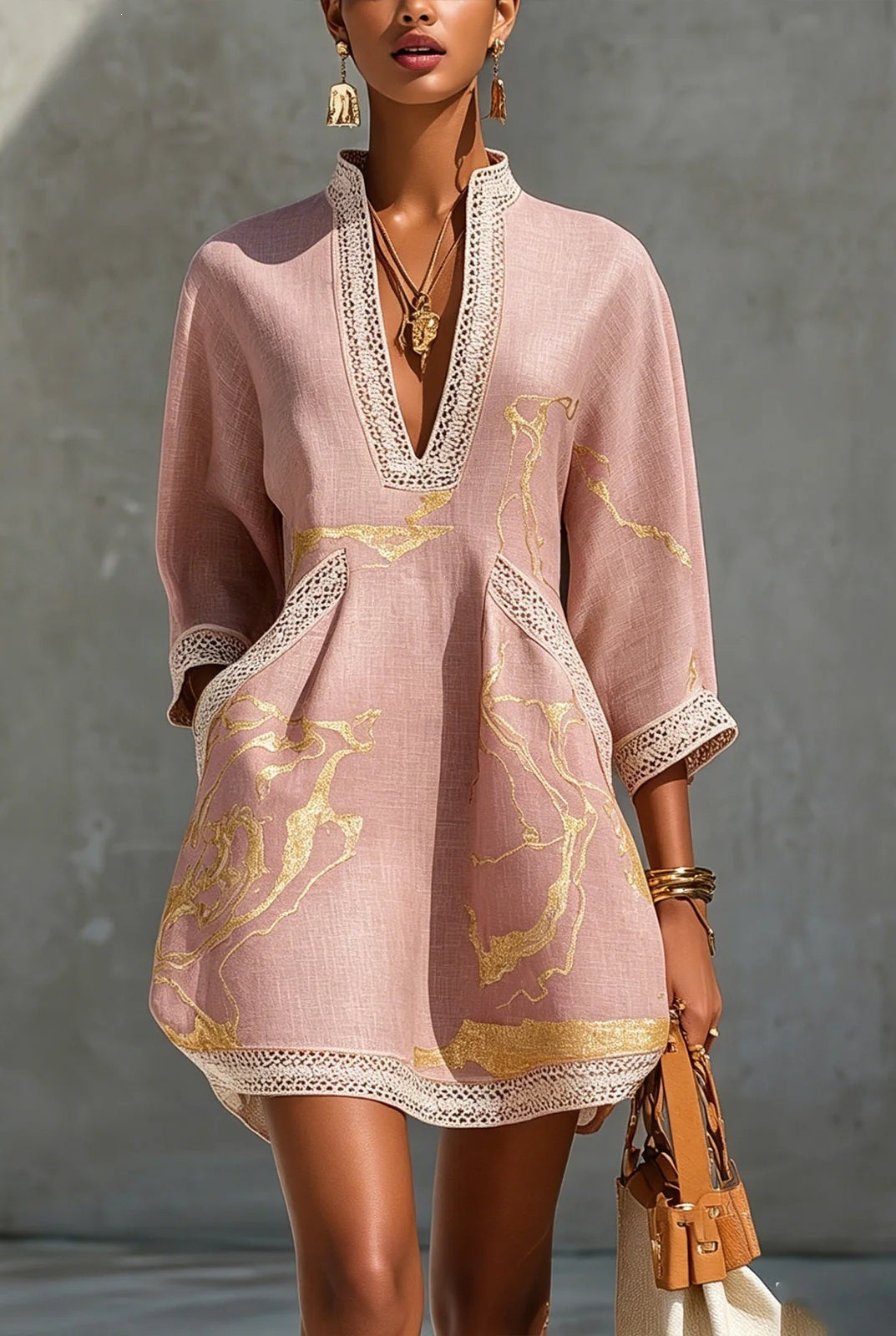 Abito mini stampa dorata scollo V con tasche - Rosa cipria | Bella di Roma