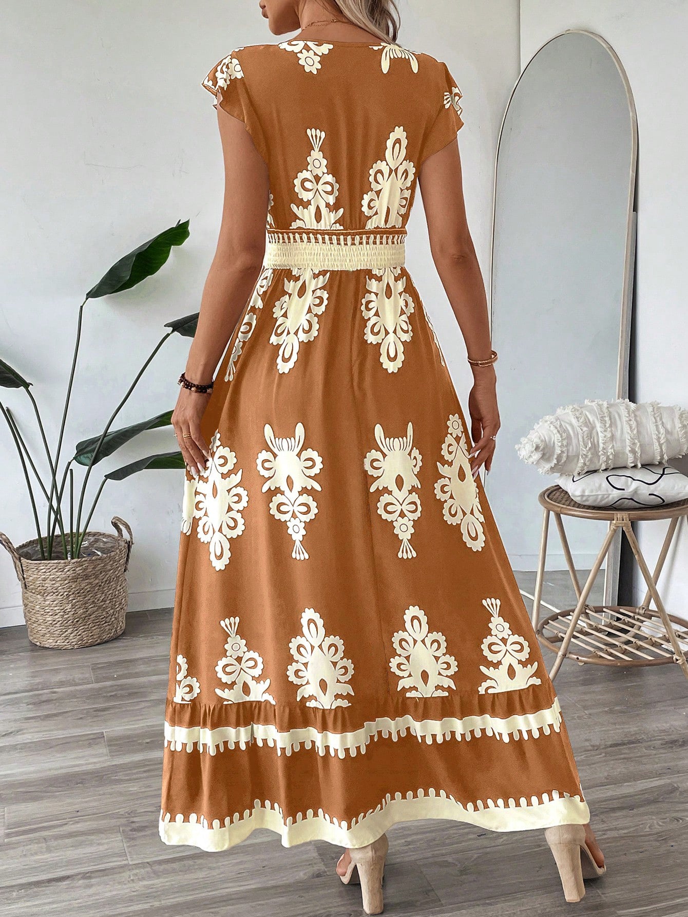 Vestito maxi color ruggine con ricamo etnico e gonna a balze