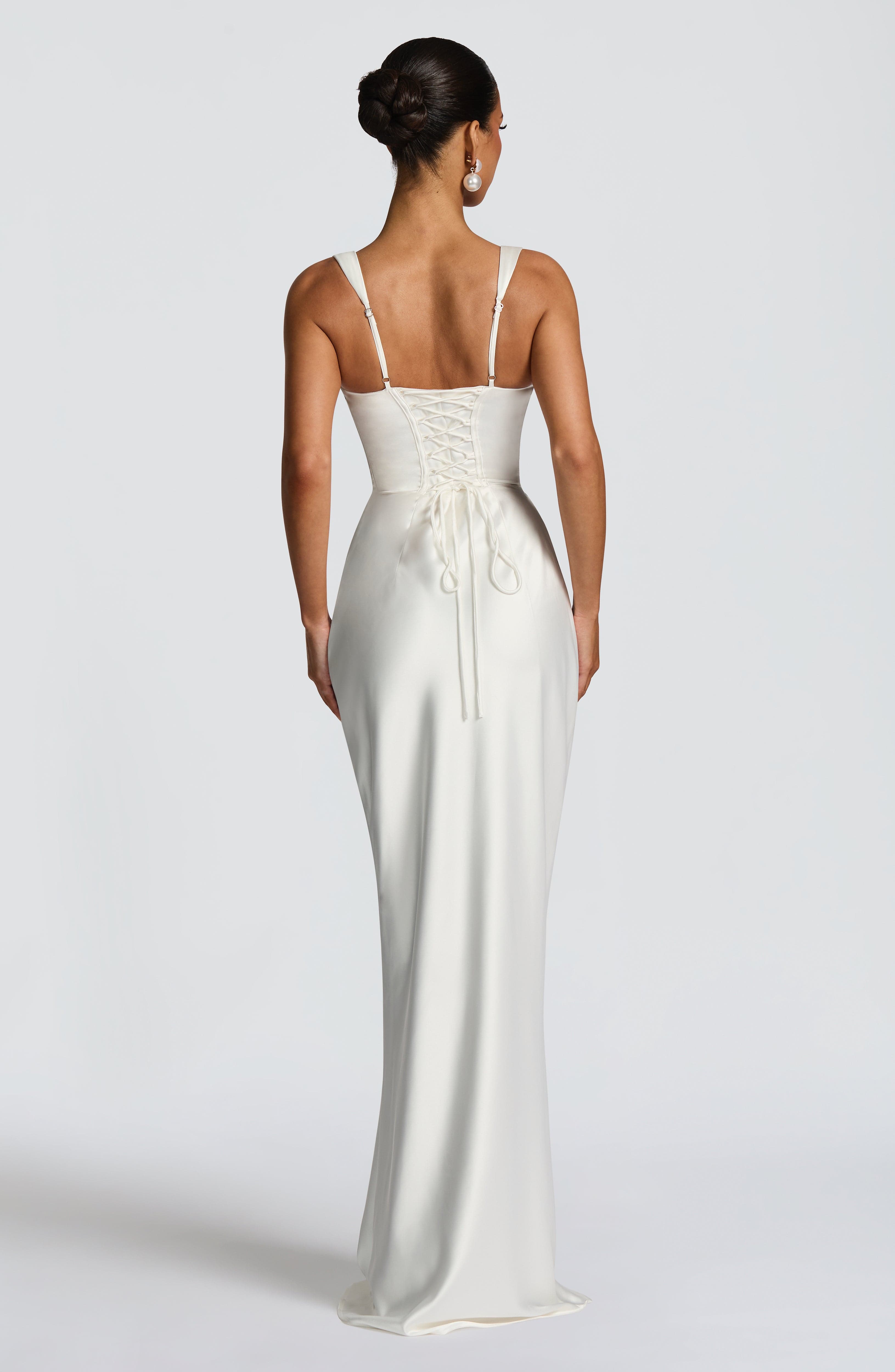 Abito maxi Yolanthe satin bianco Bella di Roma – look matrimonio