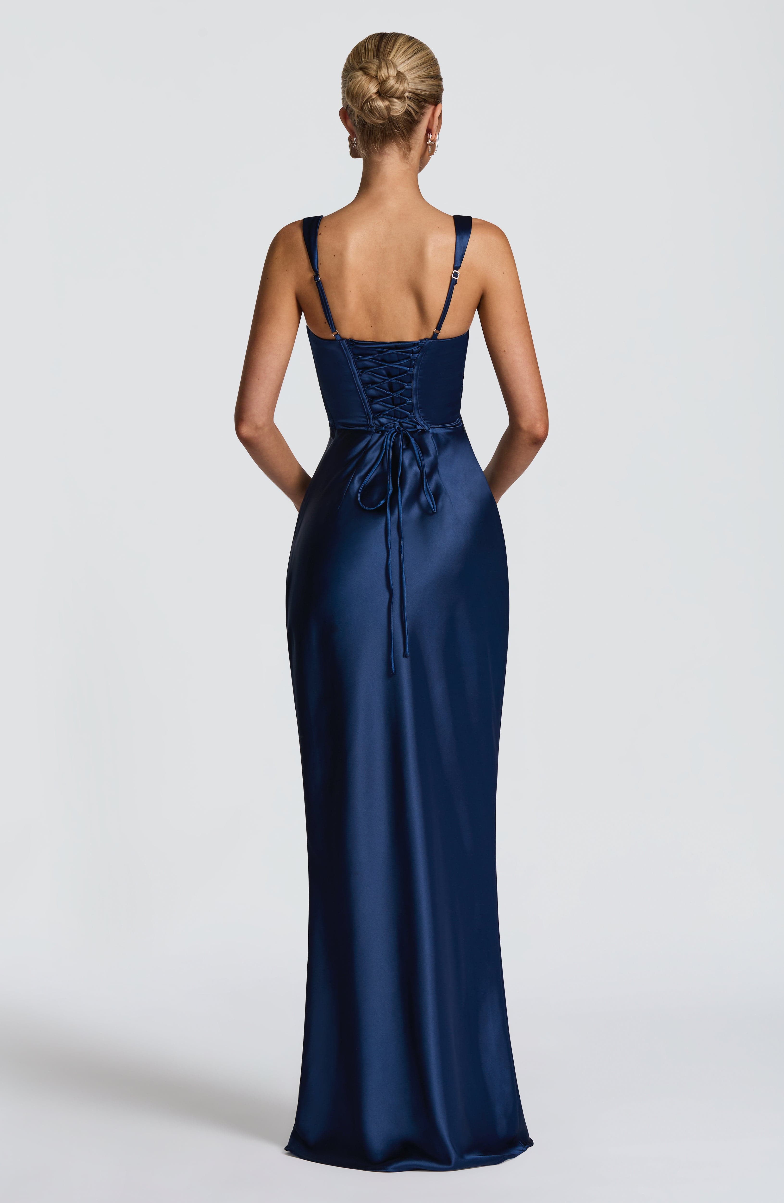 Abito maxi Yolanthe satin blu marino Bella di Roma – collo quadrato