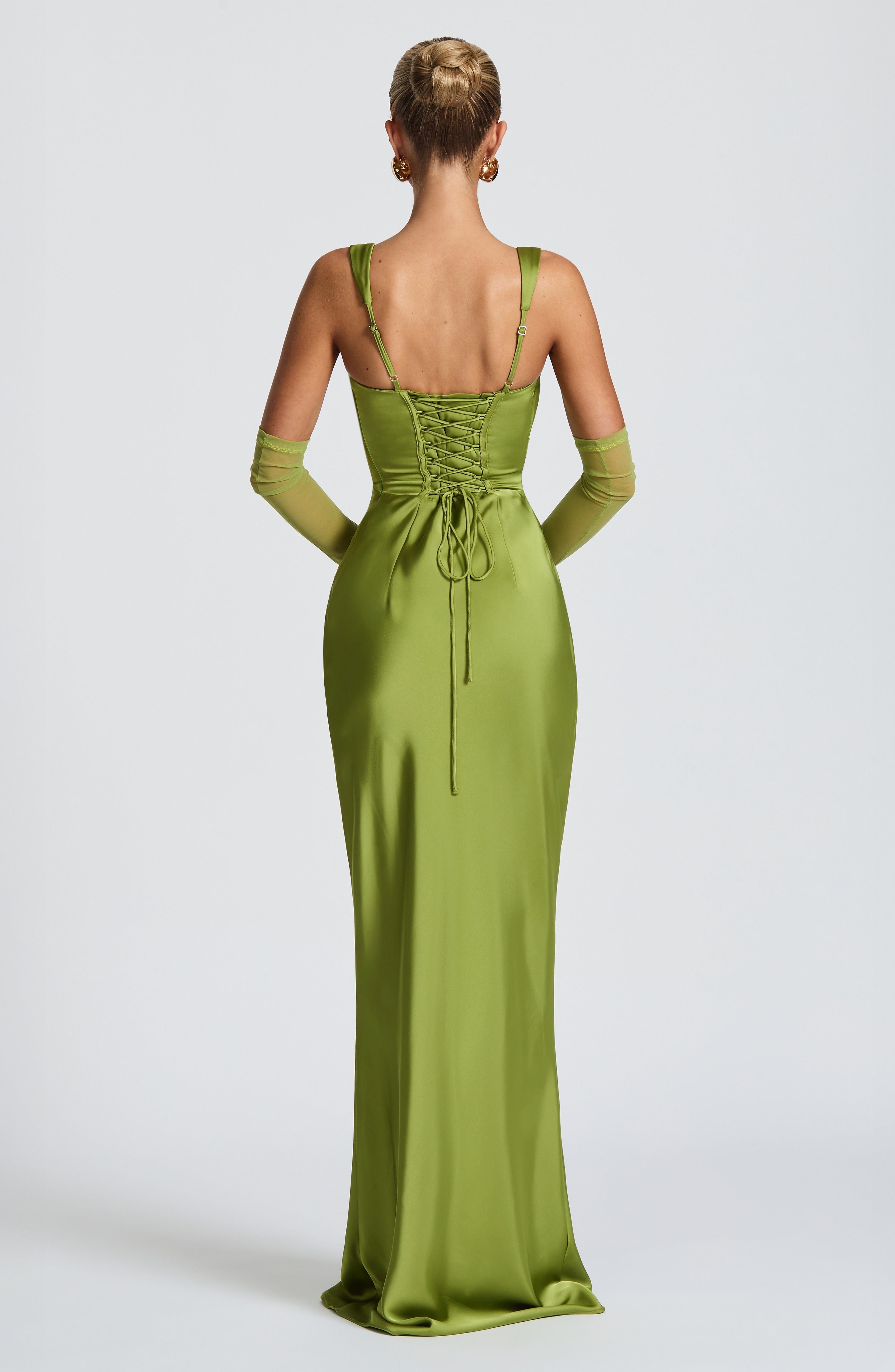 Abito maxi Yolanthe satin verde oliva Bella di Roma – collo quadrato