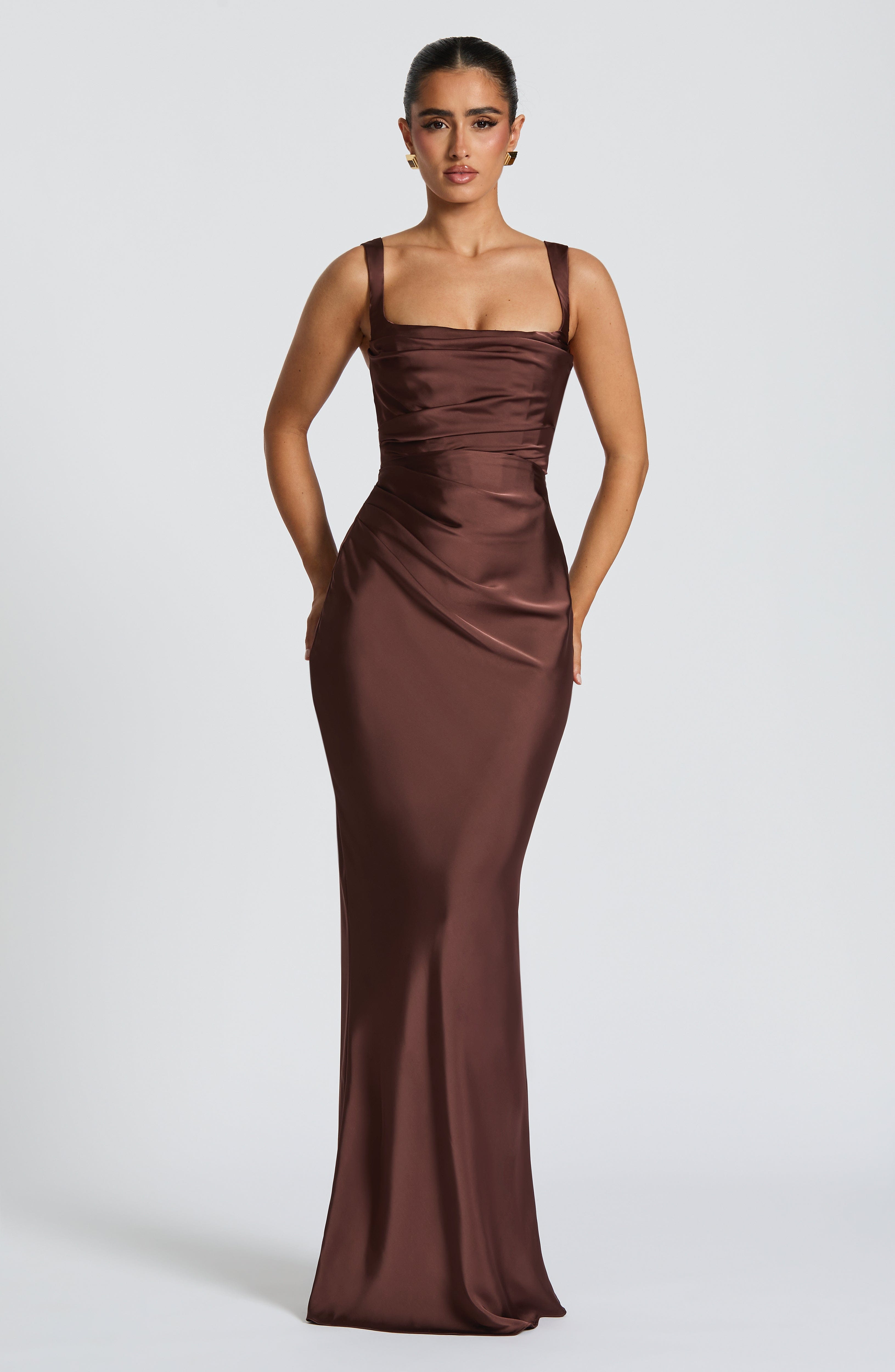 Abito maxi Yolanthe satin marrone chiaro Bella di Roma – vista frontale