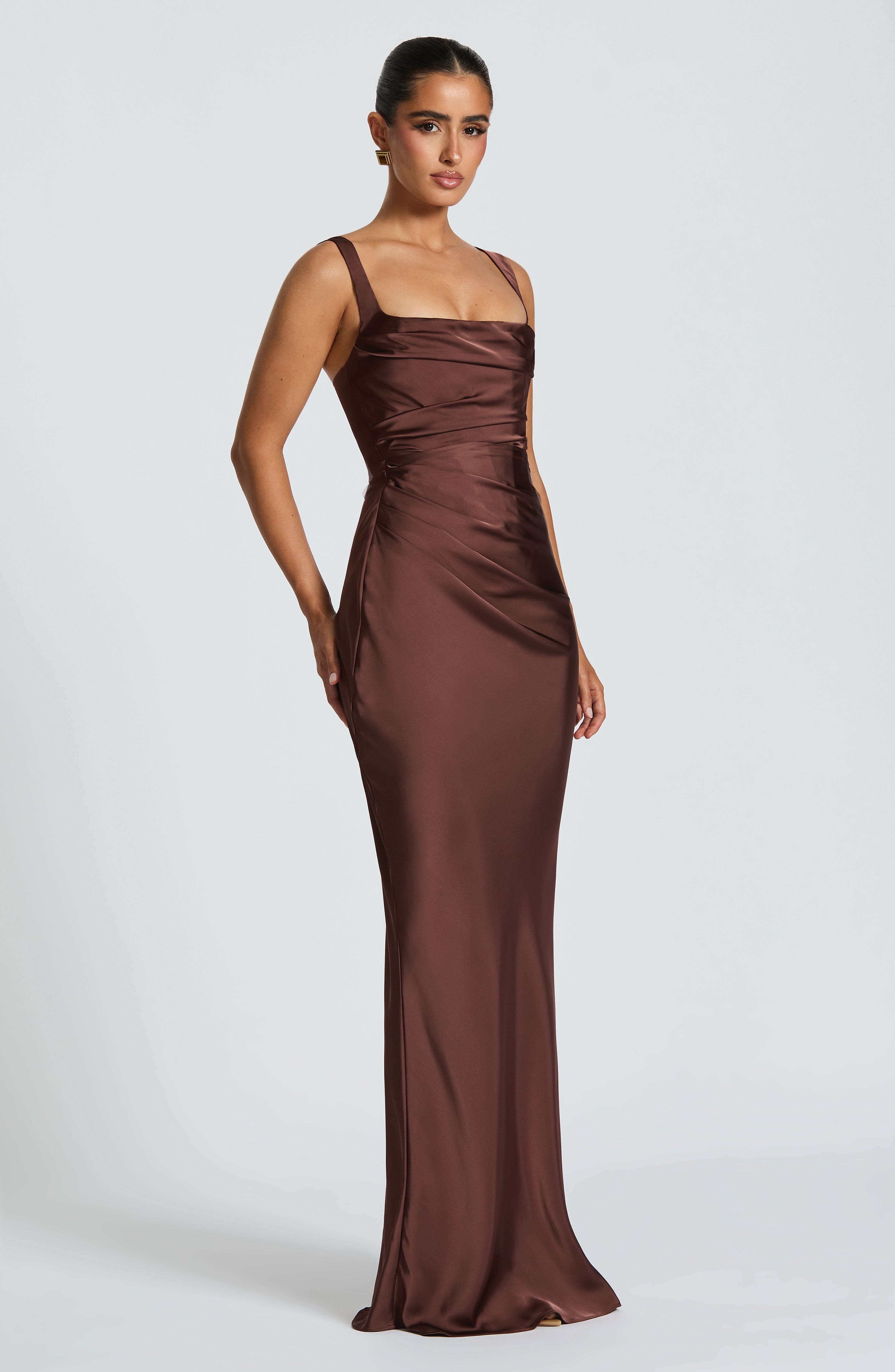 Abito maxi Yolanthe satin marrone chiaro Bella di Roma – gonna fluente