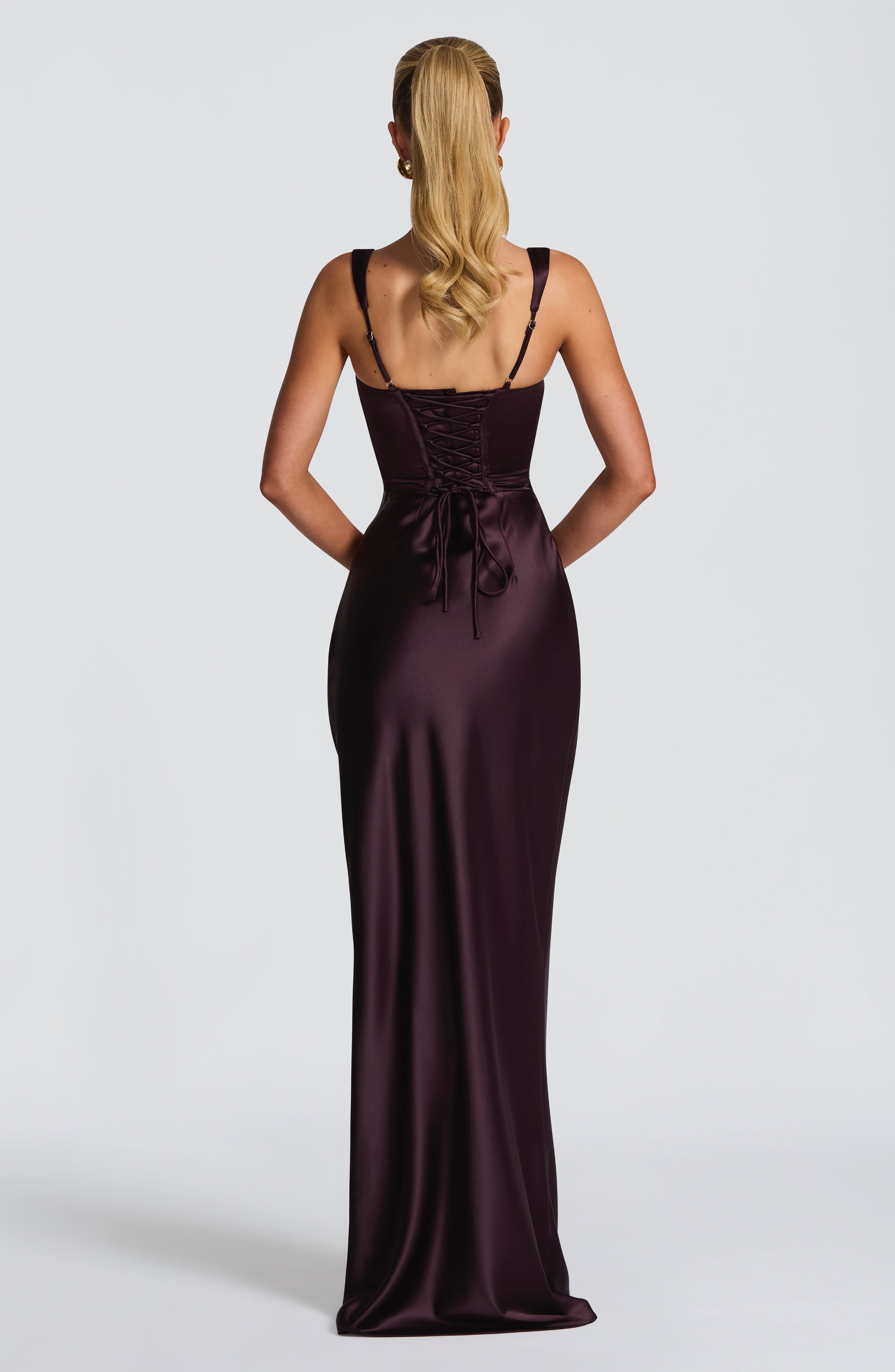 Abito maxi Yolanthe satin marrone scuro Bella di Roma – silhouette maxi