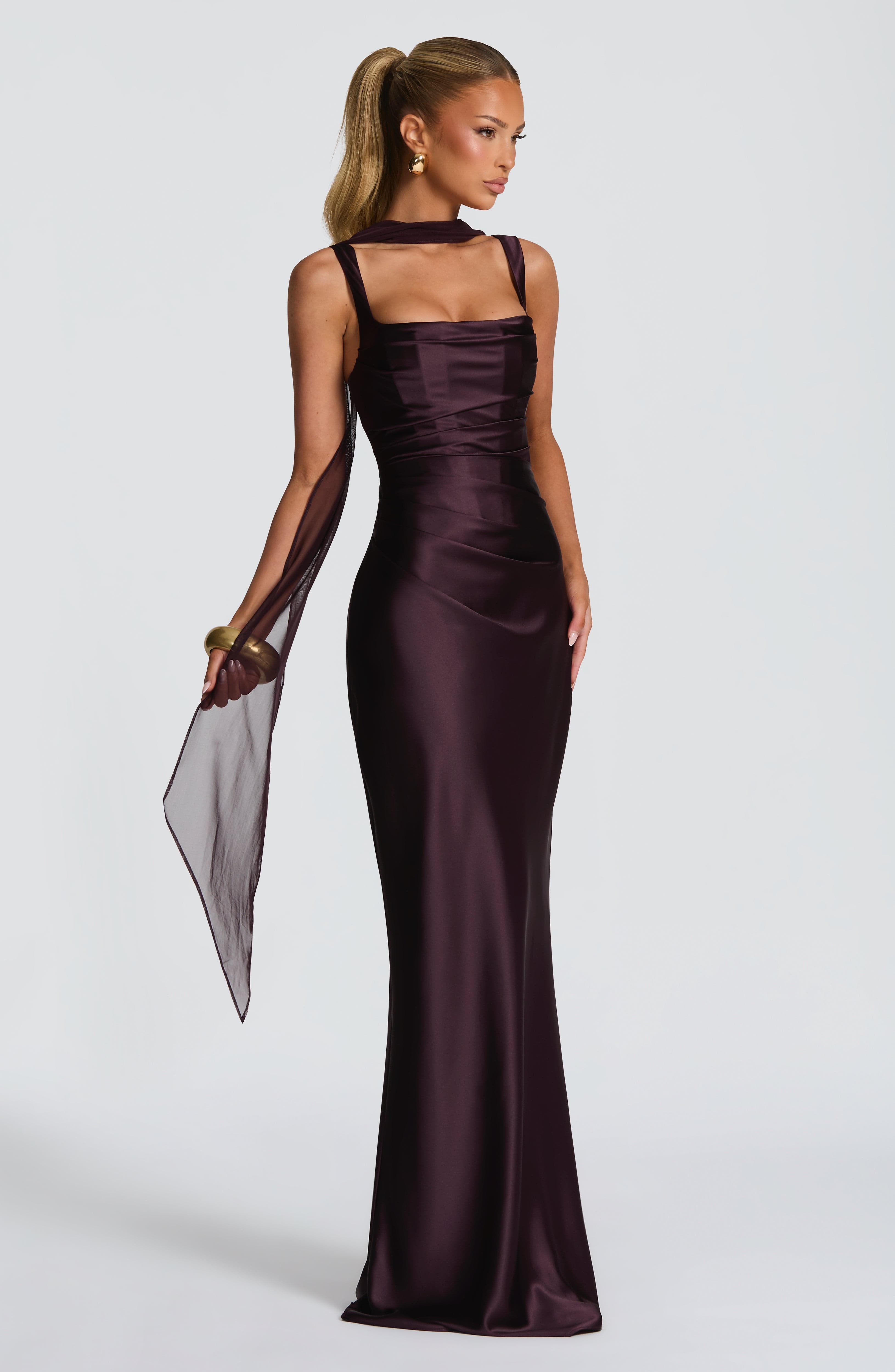 Abito maxi Yolanthe satin marrone scuro Bella di Roma – vista laterale