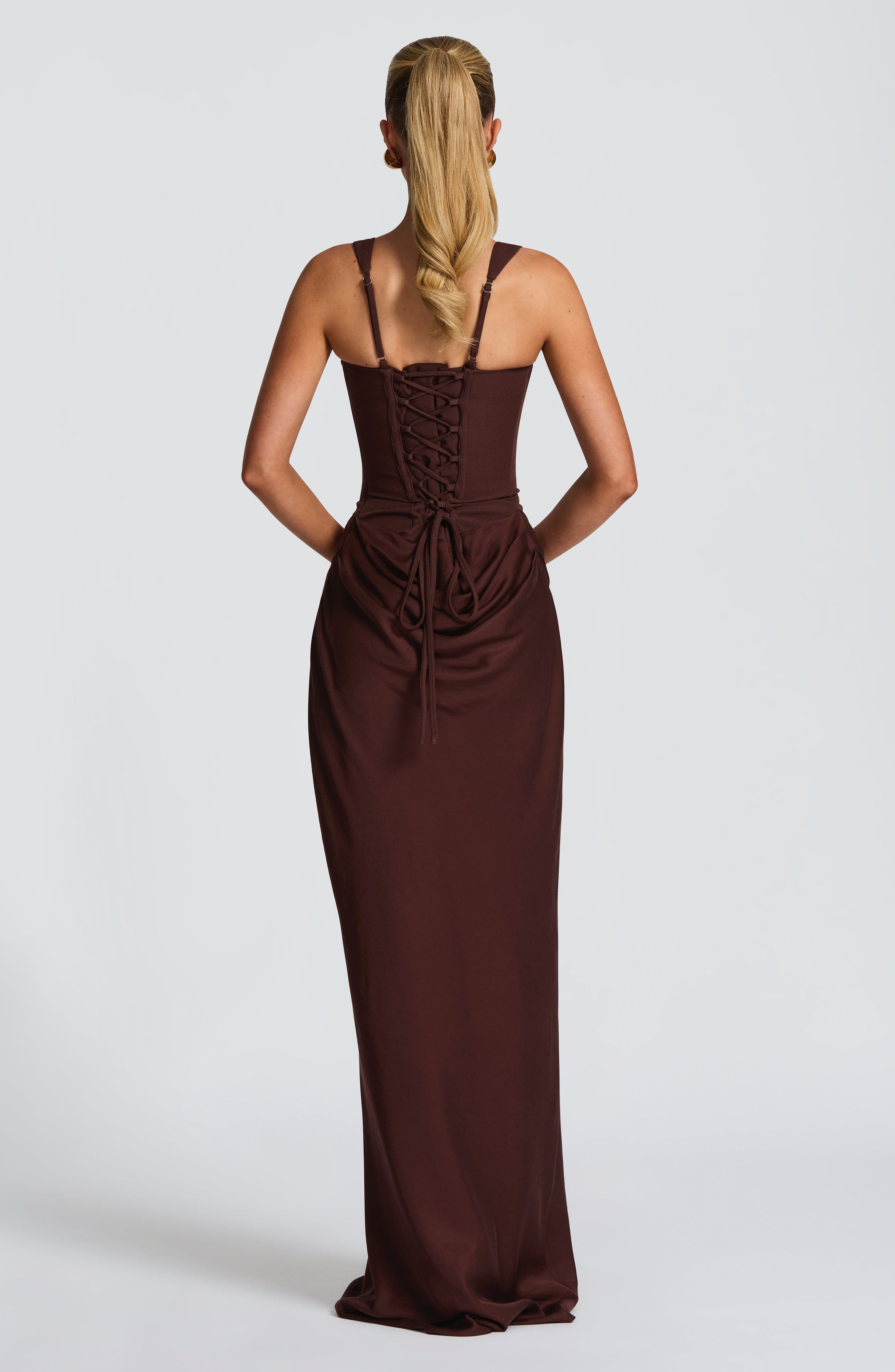 Vestito maxi bodycon Indy marrone Bella di Roma – collo quadrato