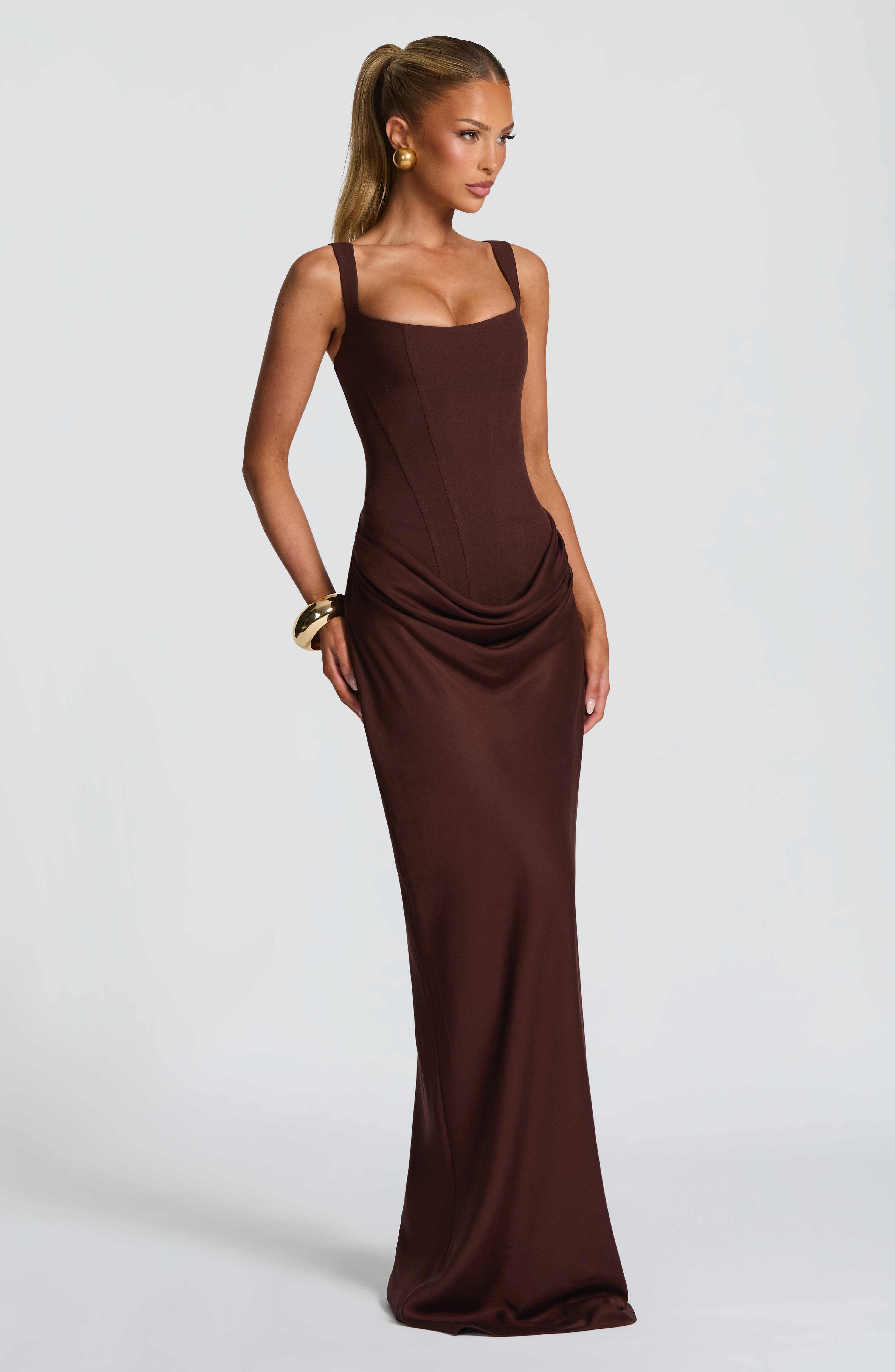 Vestito maxi bodycon Indy marrone Bella di Roma – silhouette scultorea