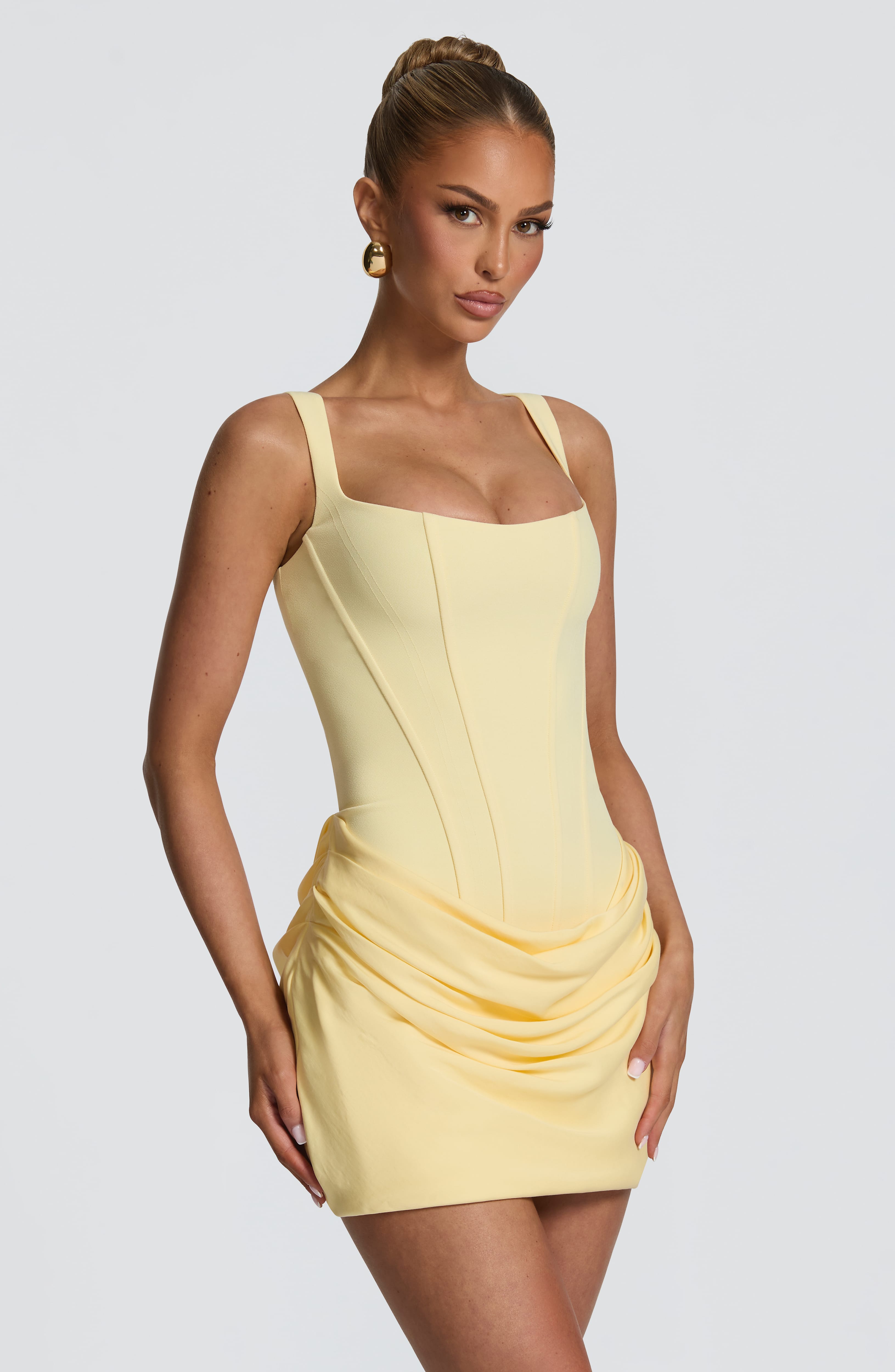 Vestito mini bodycon Indy limone Bella di Roma – collo quadrato
