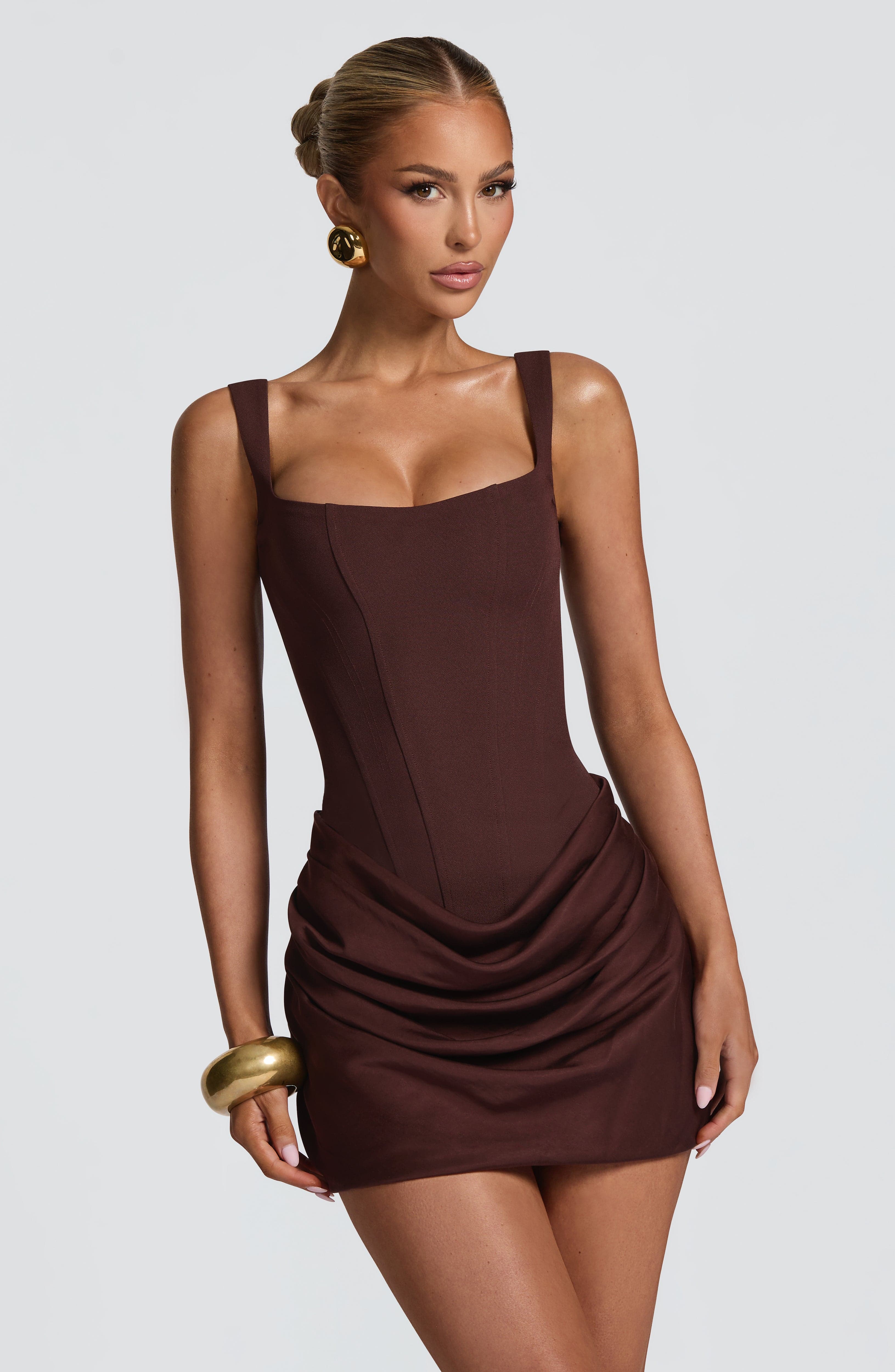 Vestito mini bodycon Indy marrone Bella di Roma – dettaglio pieghe gonna