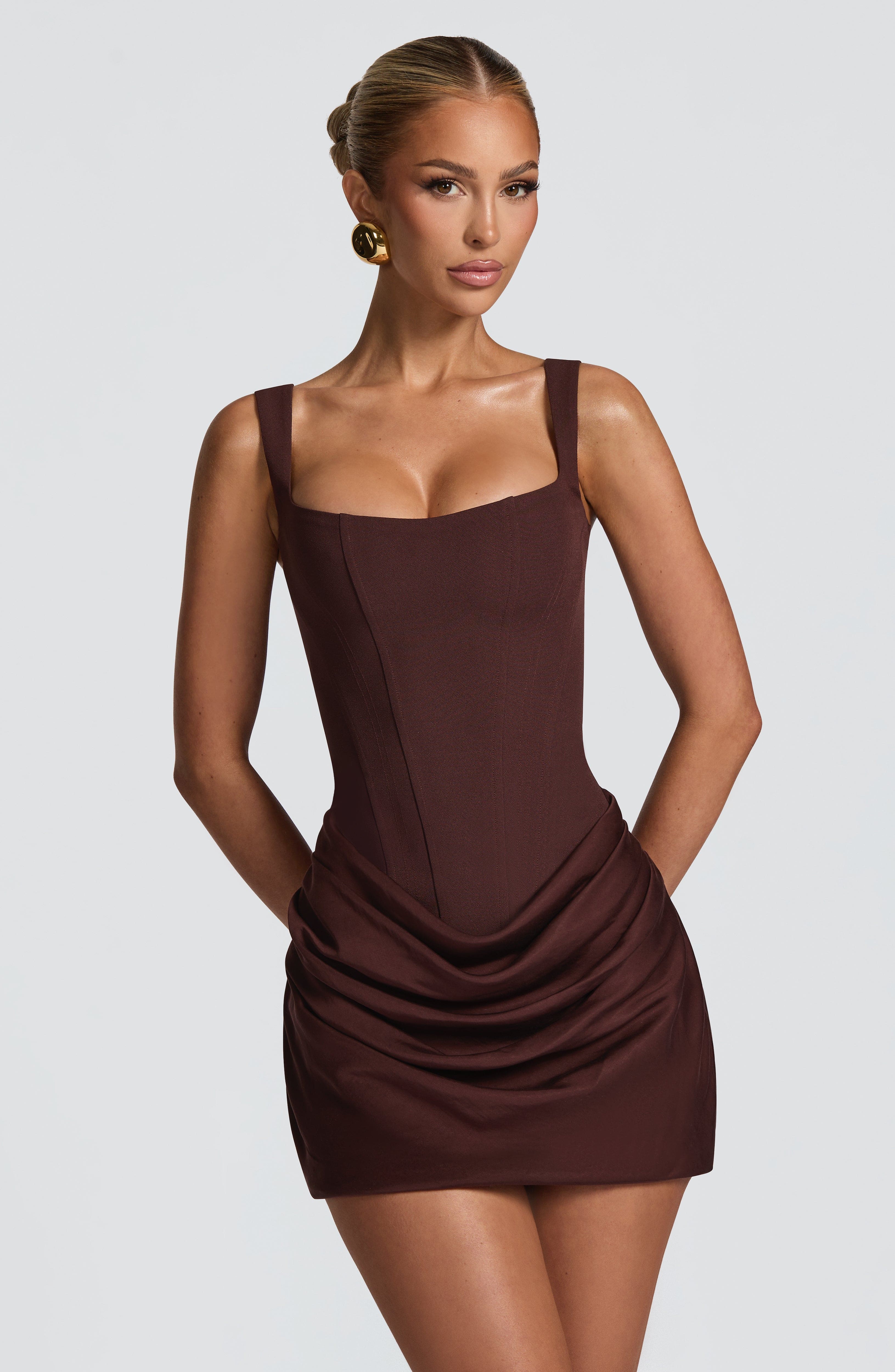Vestito mini bodycon Indy marrone Bella di Roma – vista frontale