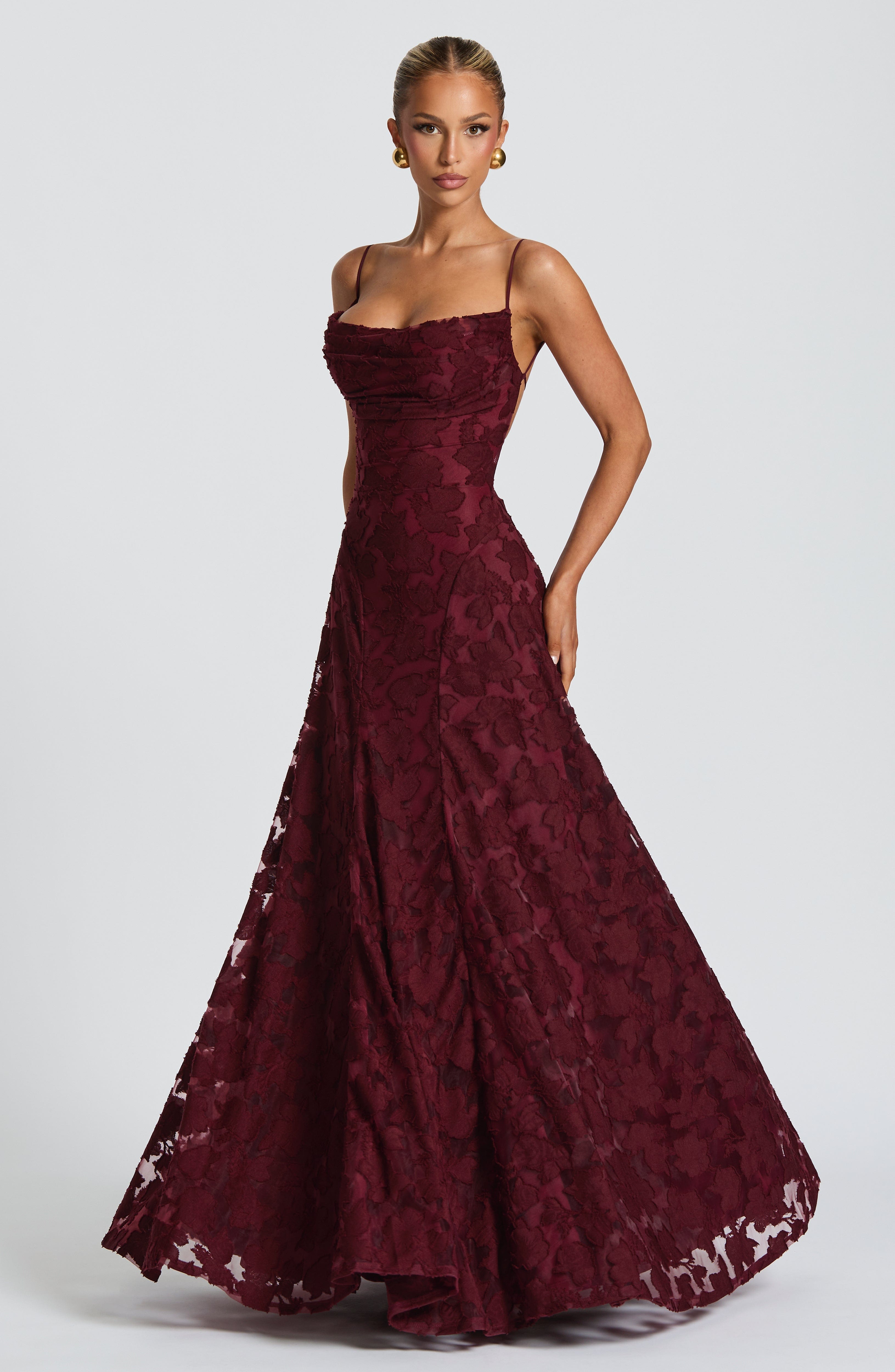 Abito maxi Elise Gingham rosso ciliegia Bella di Roma – silhouette femminile