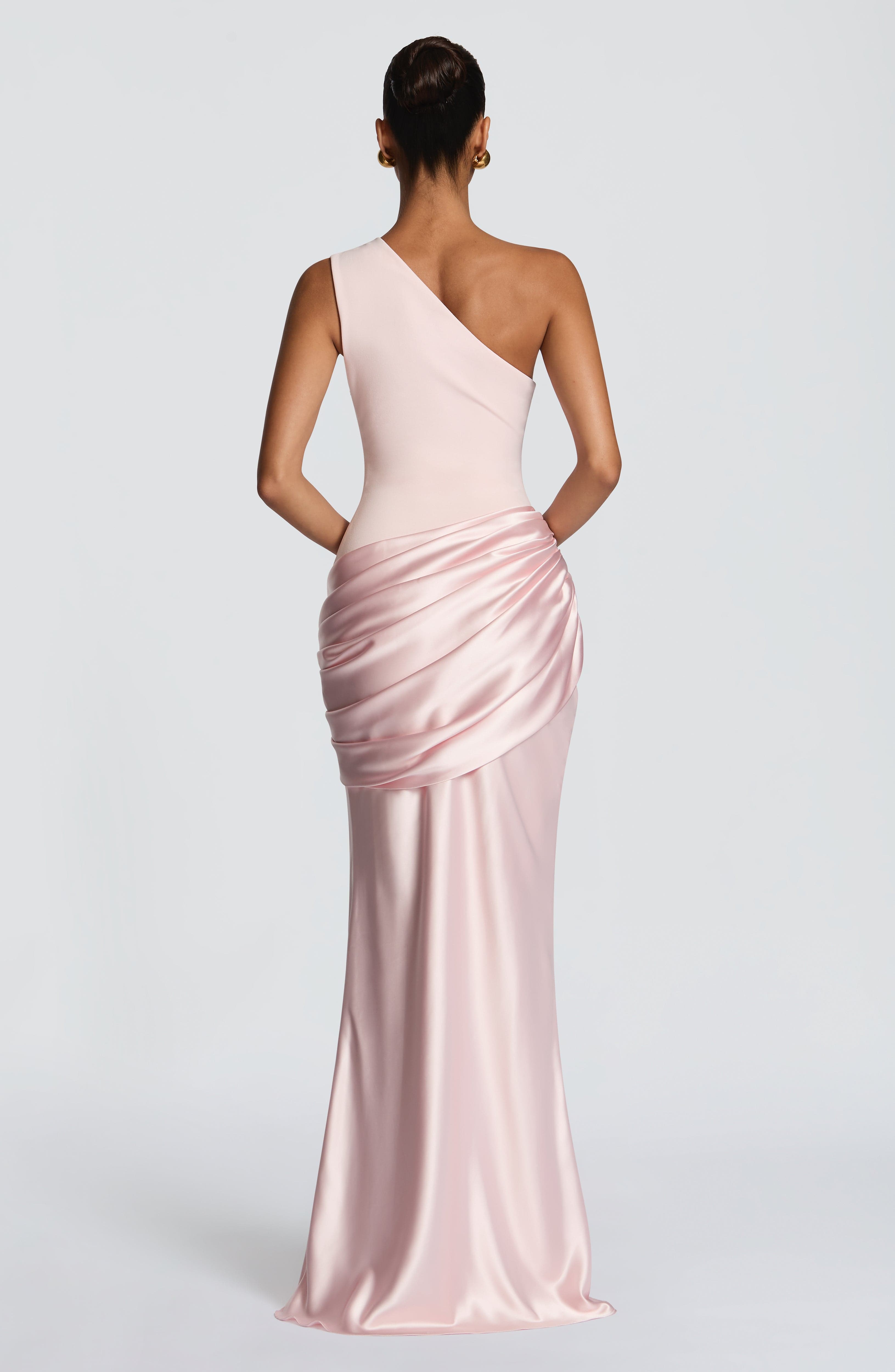 Abito maxi Abbey monospalla rosa chiaro Bella di Roma – silhouette romantica