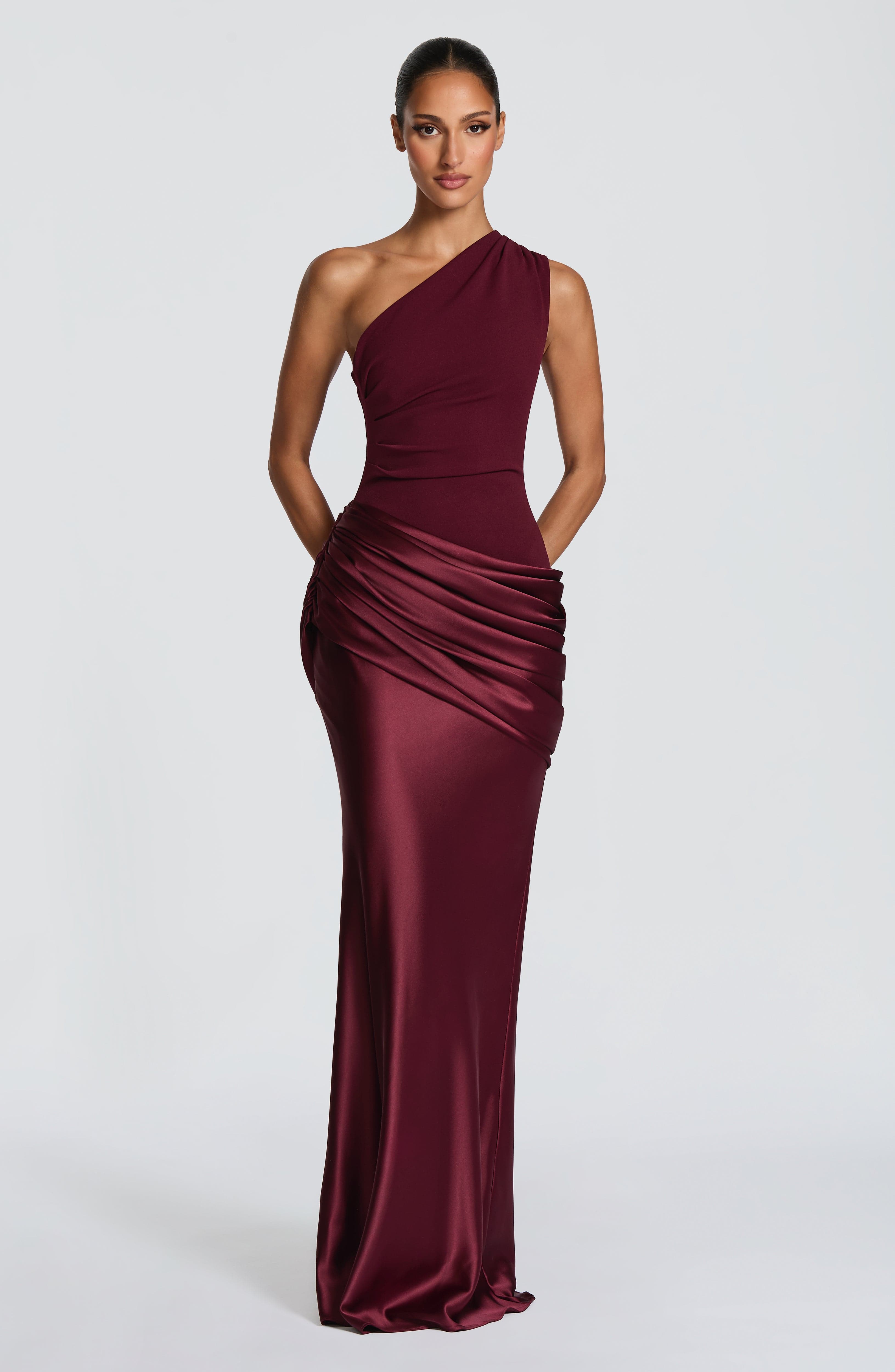 Abito maxi Abbey monospalla rosso ciliegia Bella di Roma – lunghezza maxi