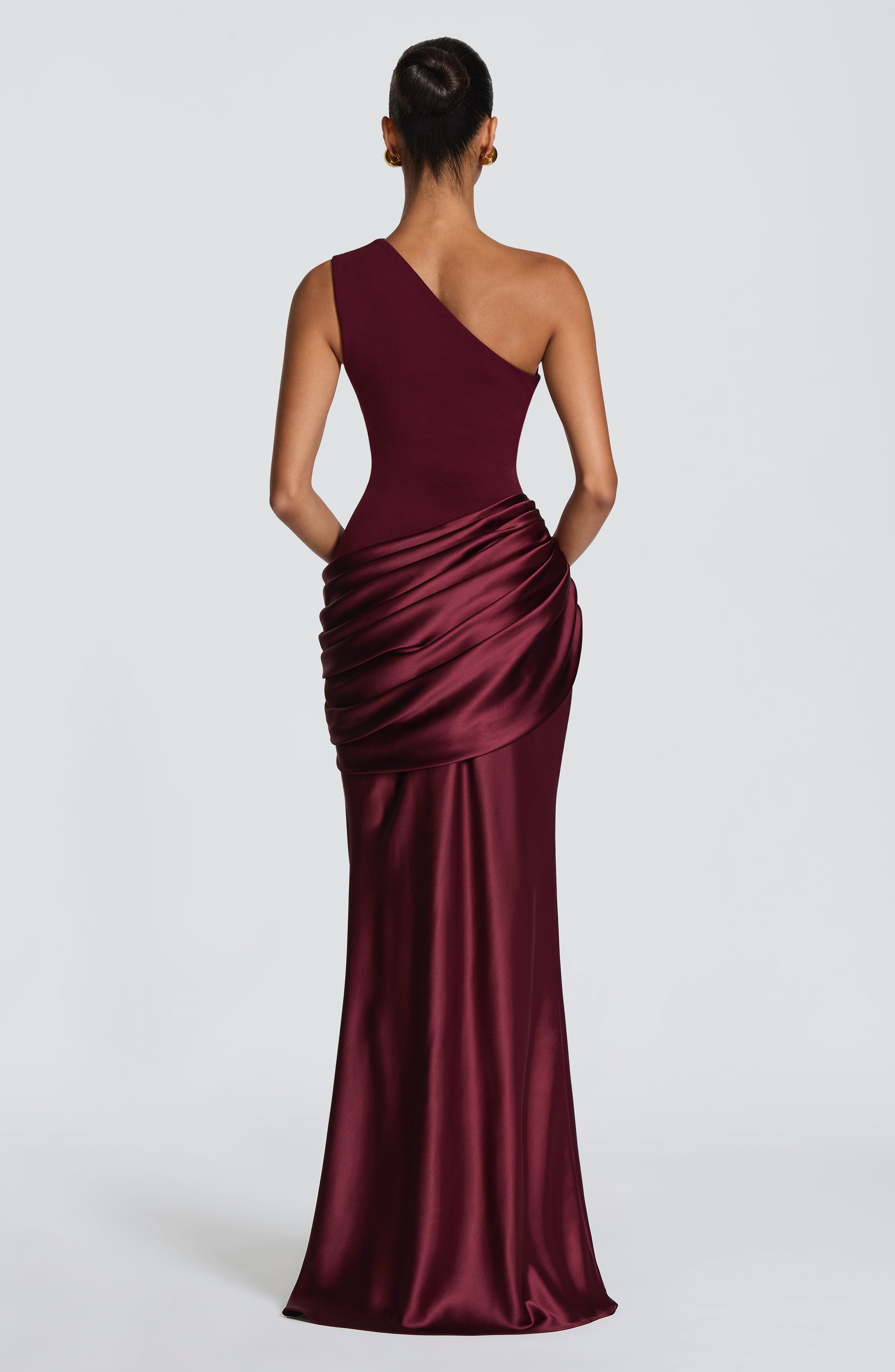 Abito maxi Abbey monospalla rosso ciliegia Bella di Roma – silhouette elegante