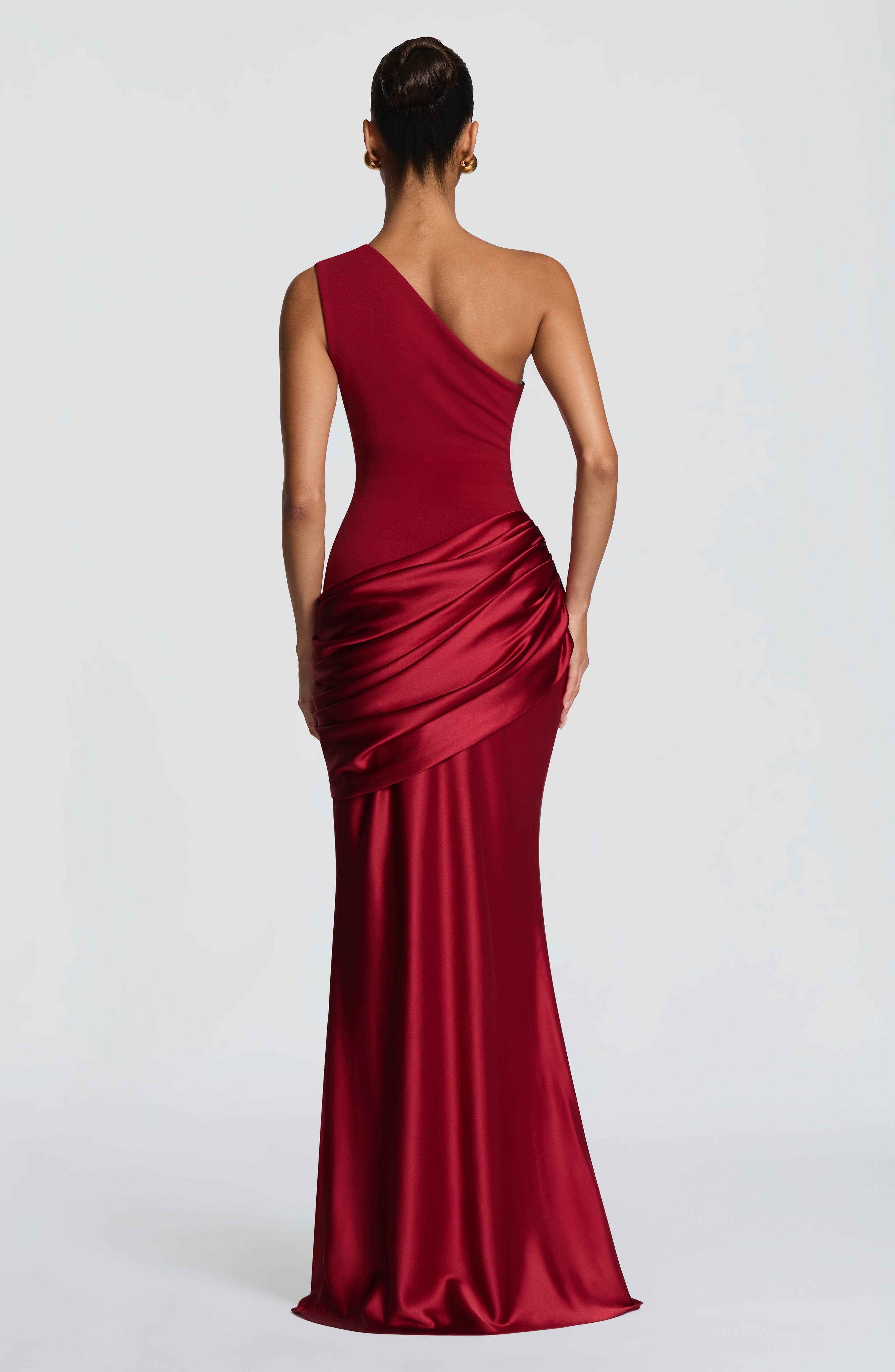 Abito maxi Abbey monospalla rosso intenso Bella di Roma – silhouette femminile