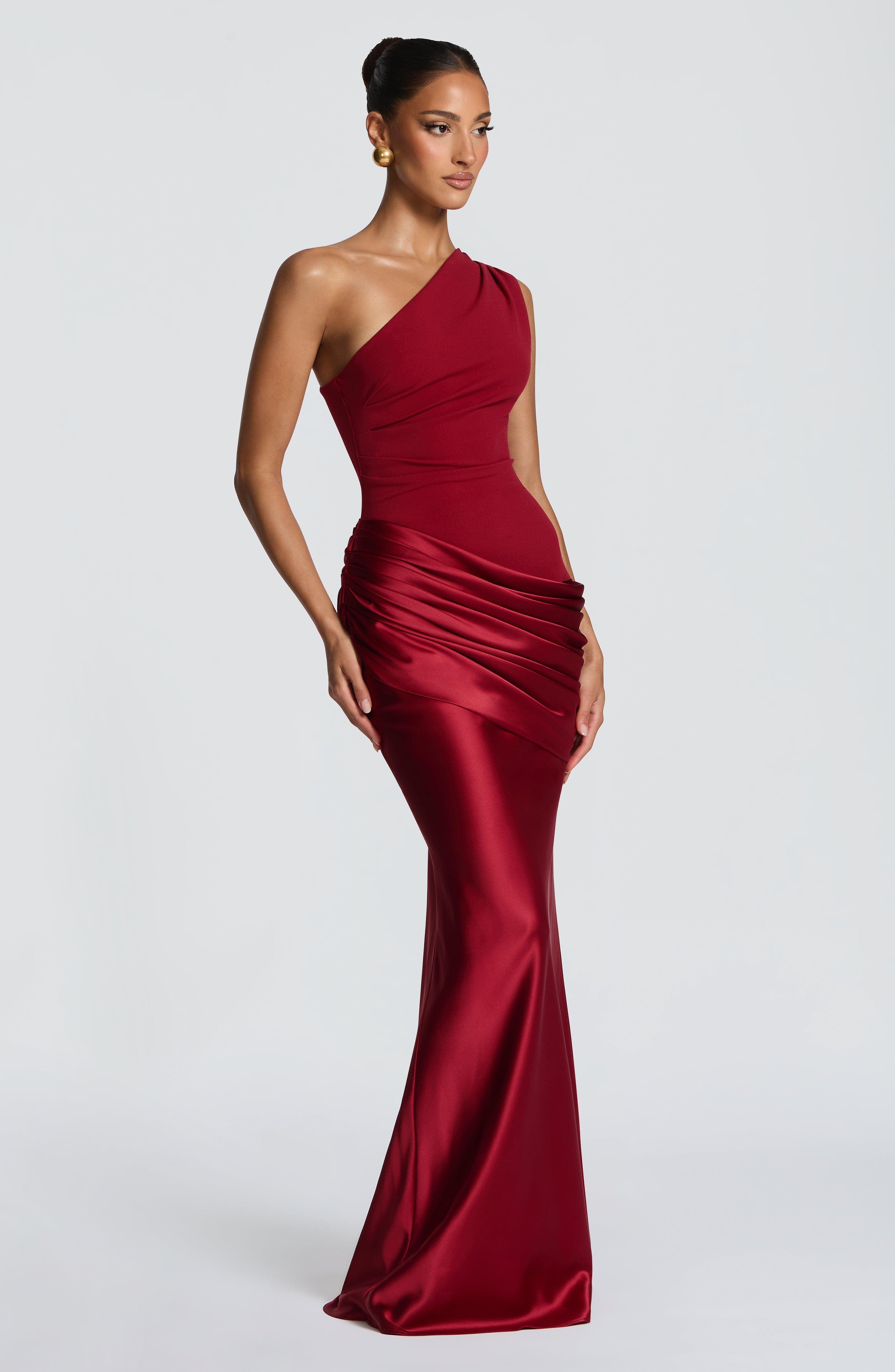 Abito maxi Abbey monospalla rosso intenso Bella di Roma – design asimmetrico