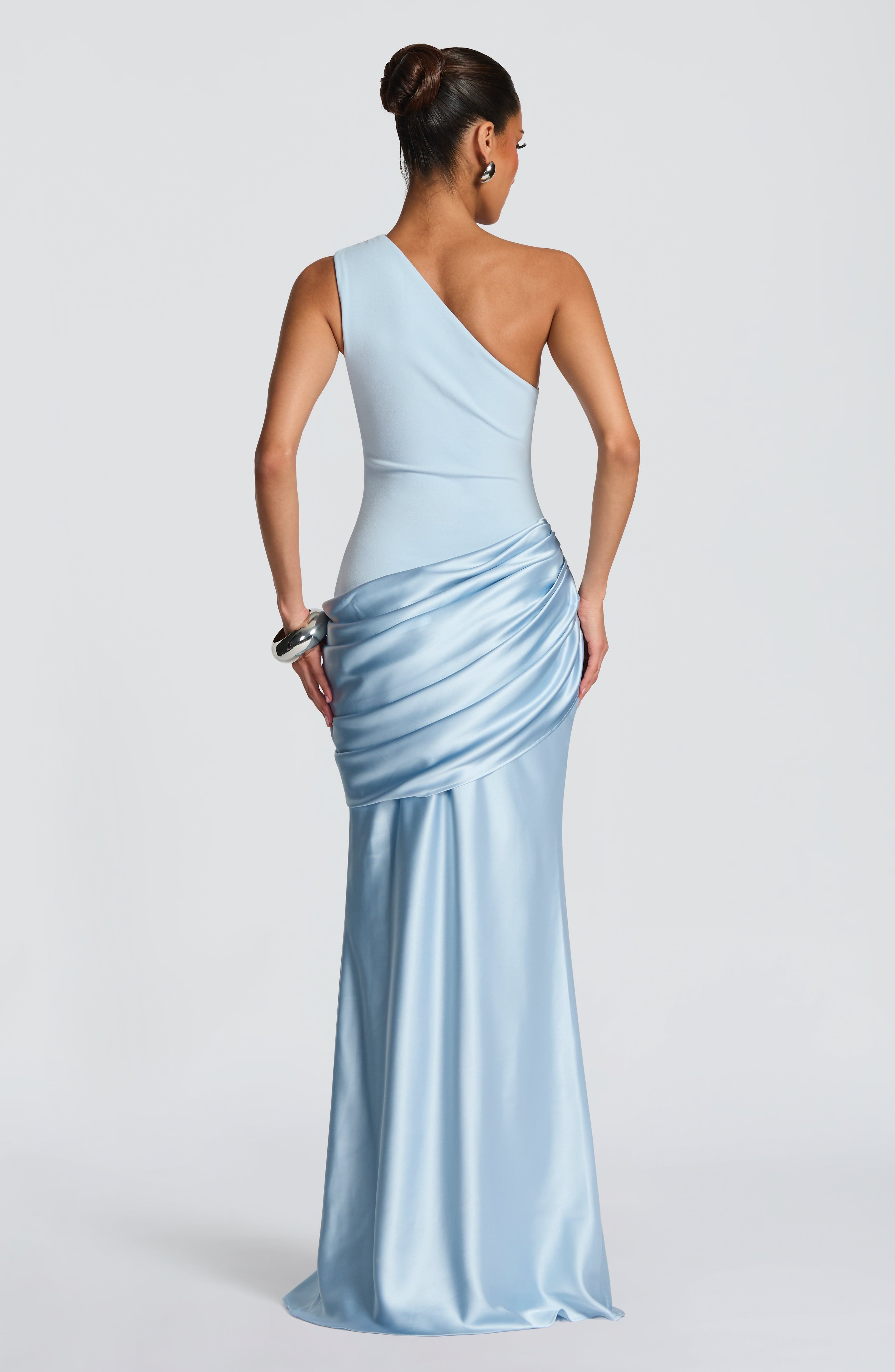 Abito maxi Abbey monospalla blu ghiaccio Bella di Roma – design asimmetrico