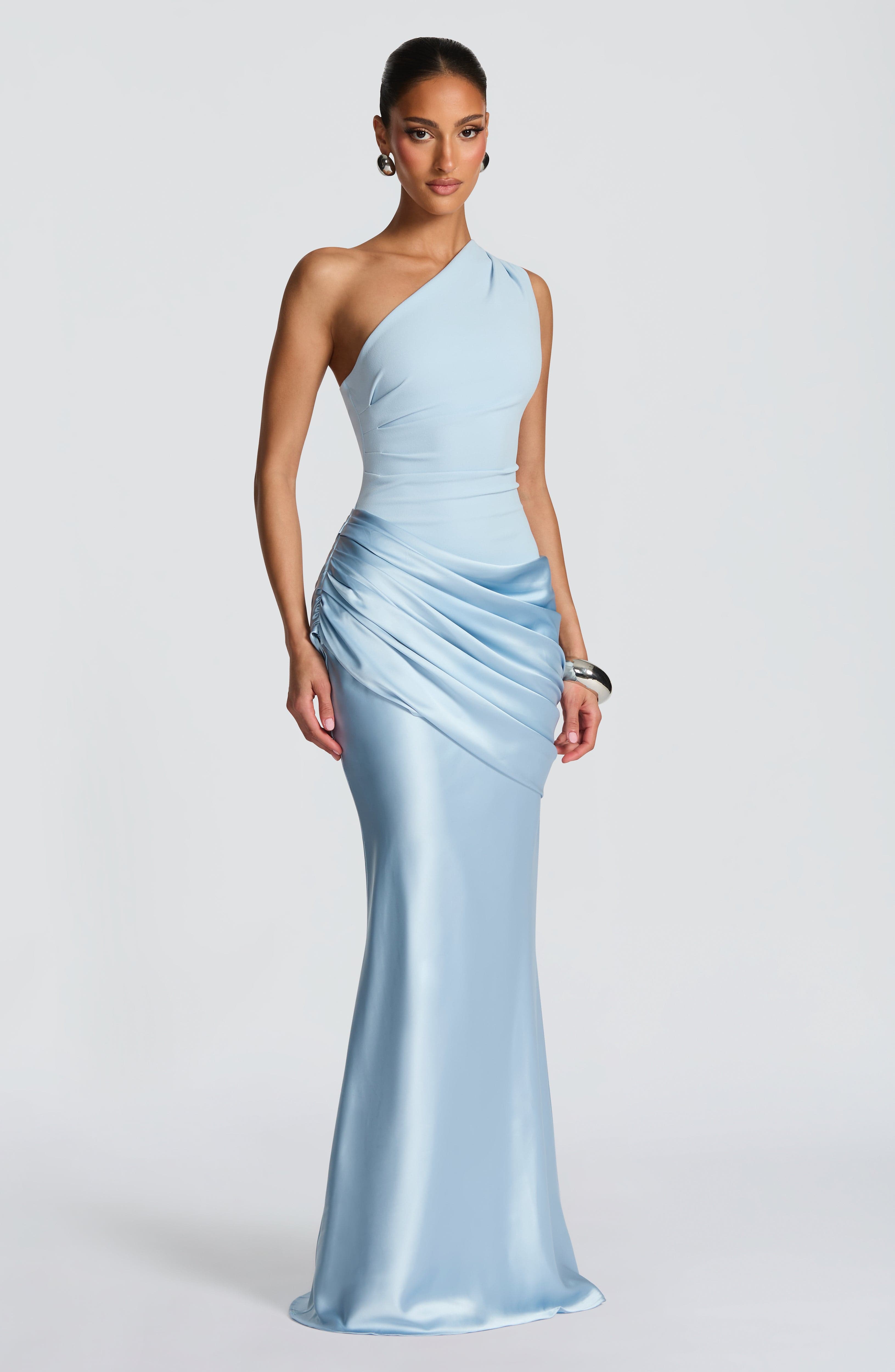 Abito maxi Abbey monospalla blu ghiaccio Bella di Roma – silhouette satin