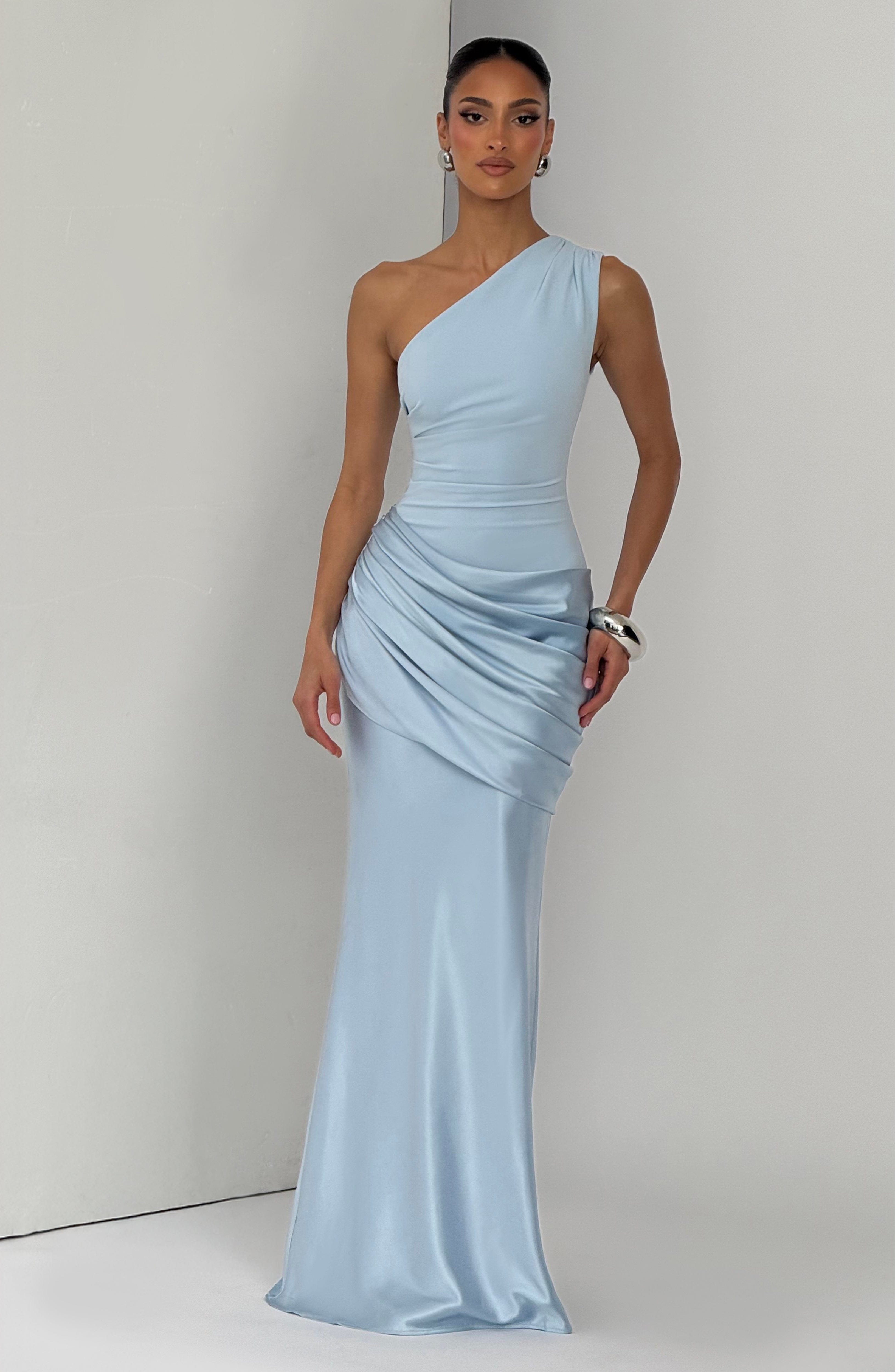 Abito maxi Abbey monospalla blu ghiaccio Bella di Roma – drappeggi vita
