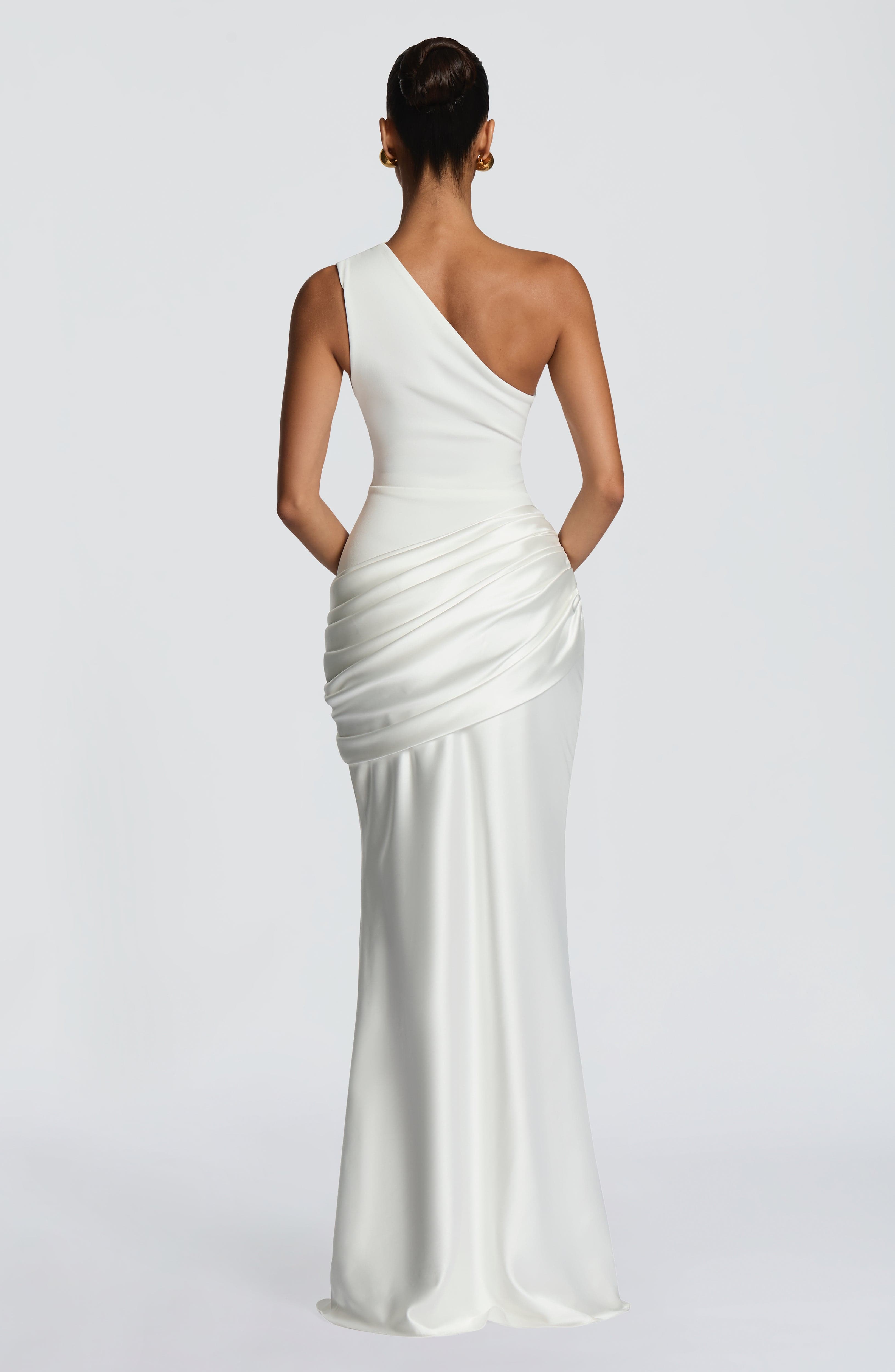 Abito maxi Abbey monospalla bianco Bella di Roma – silhouette satin