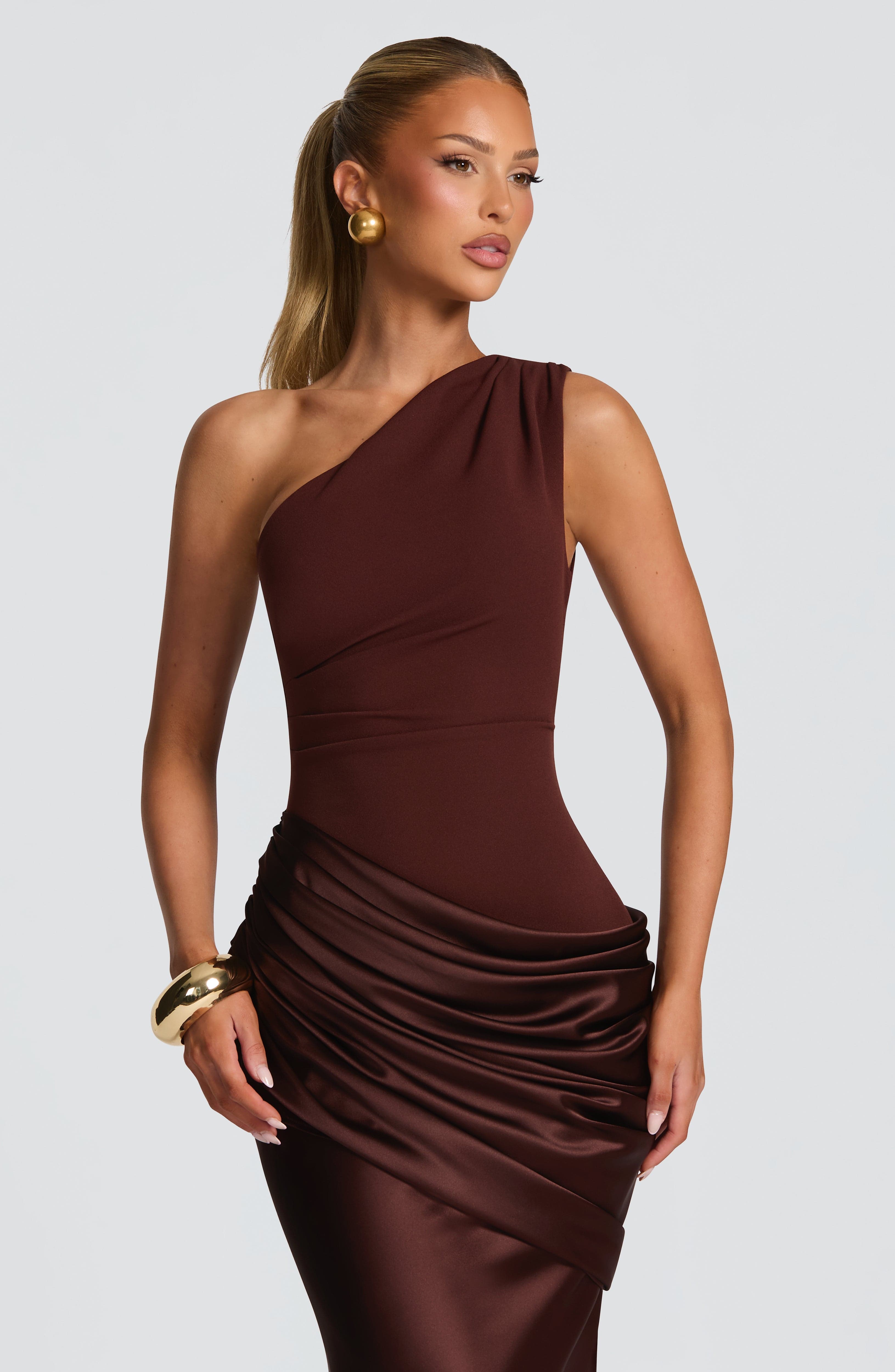 Abito maxi Abbey monospalla marrone Bella di Roma – drappeggi raffinati