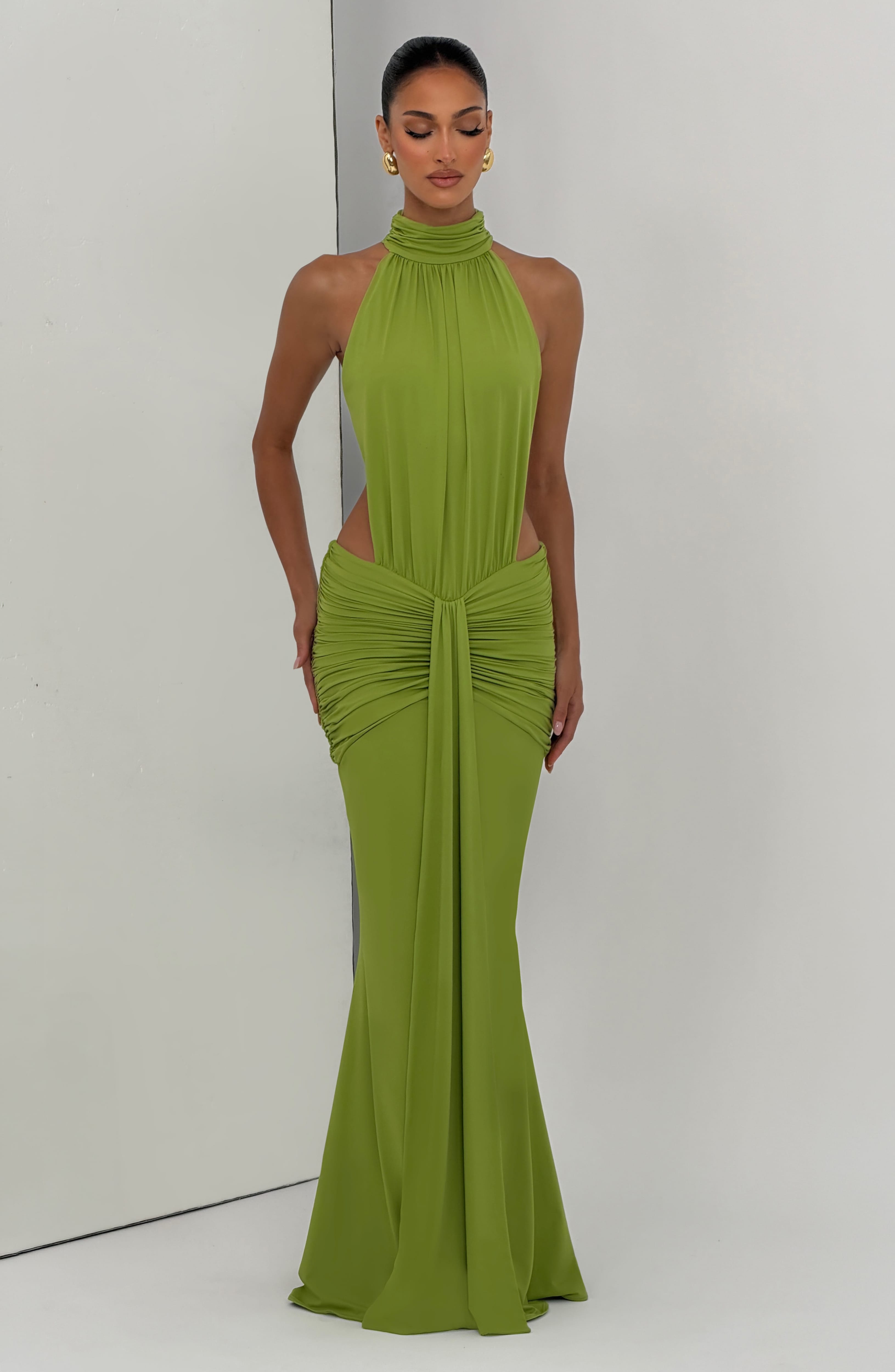 Abito maxi Josephine collo alto verde oliva Bella di Roma – dettaglio collo