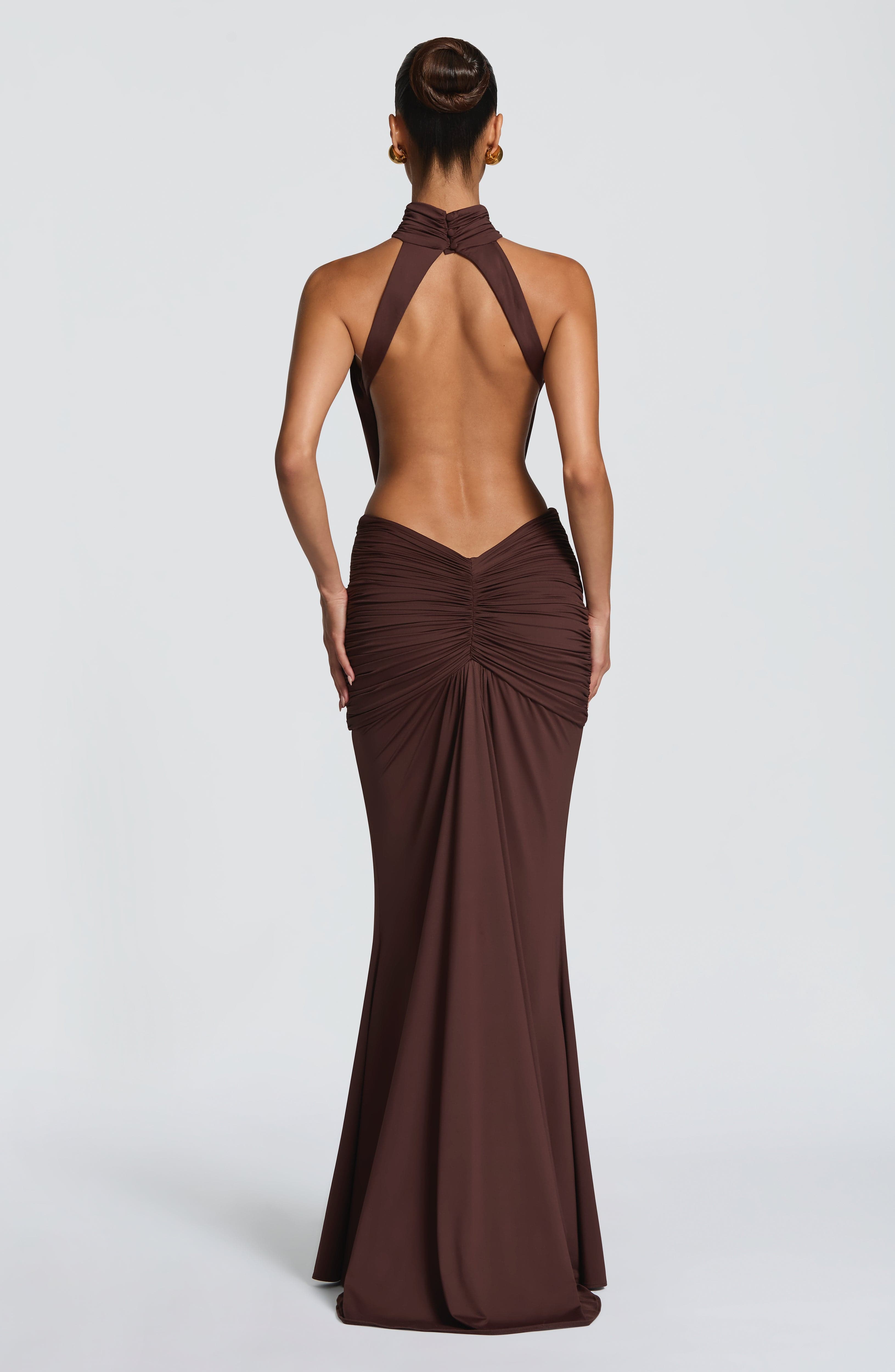 Abito maxi Josephine collo alto marrone Bella di Roma – silhouette scultorea