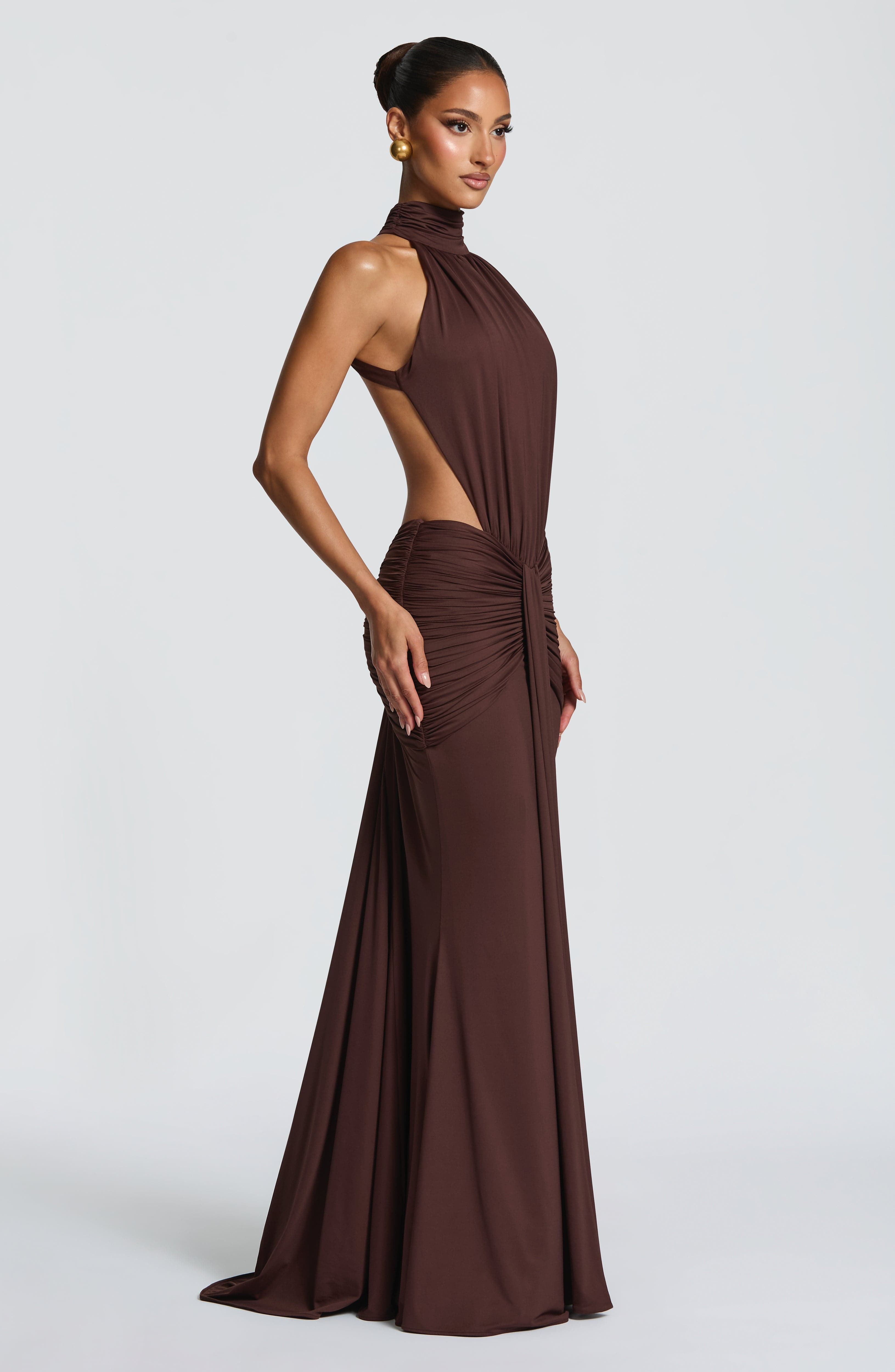 Abito maxi Josephine collo alto marrone Bella di Roma – vista laterale