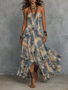Abito lungo in chiffon blu senza spalline con volant e gonna plissettata
