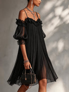 Abito corto Livia in chiffon nero, dettaglio delle spalline sottili e dei volant
