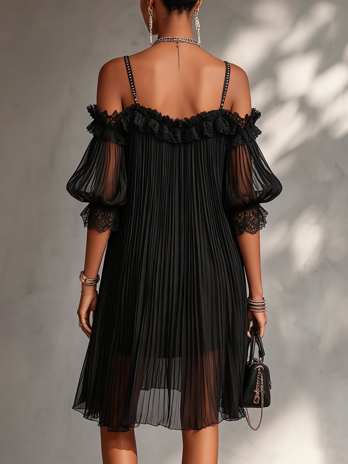 Abito corto Livia in chiffon nero visto per intero, con silhouette morbida e fluida