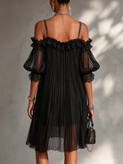 Abito corto Livia in chiffon nero visto per intero, con silhouette morbida e fluida