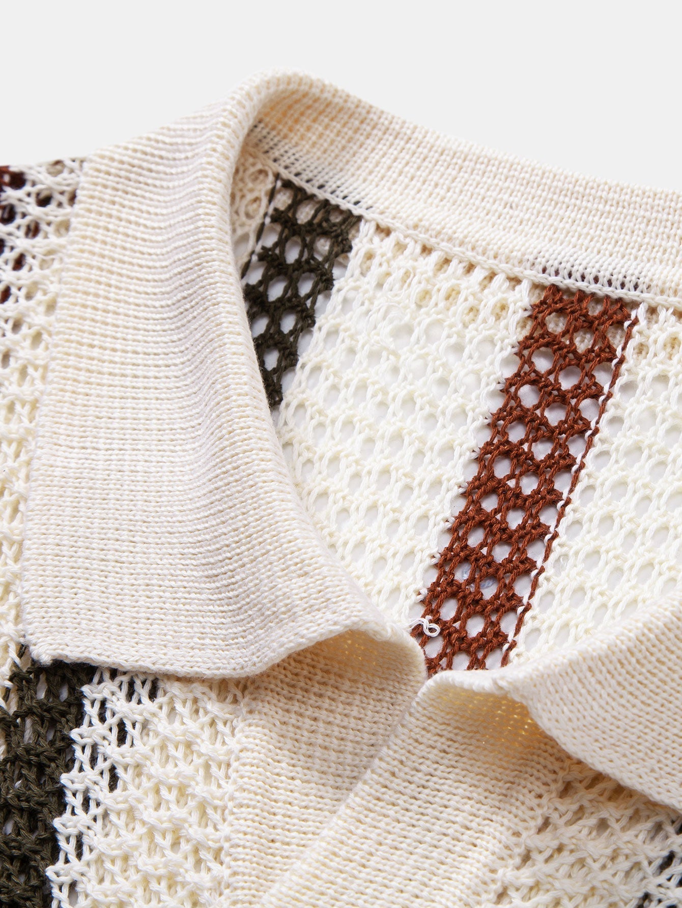Polo da uomo all'uncinetto a righe con scollo a V