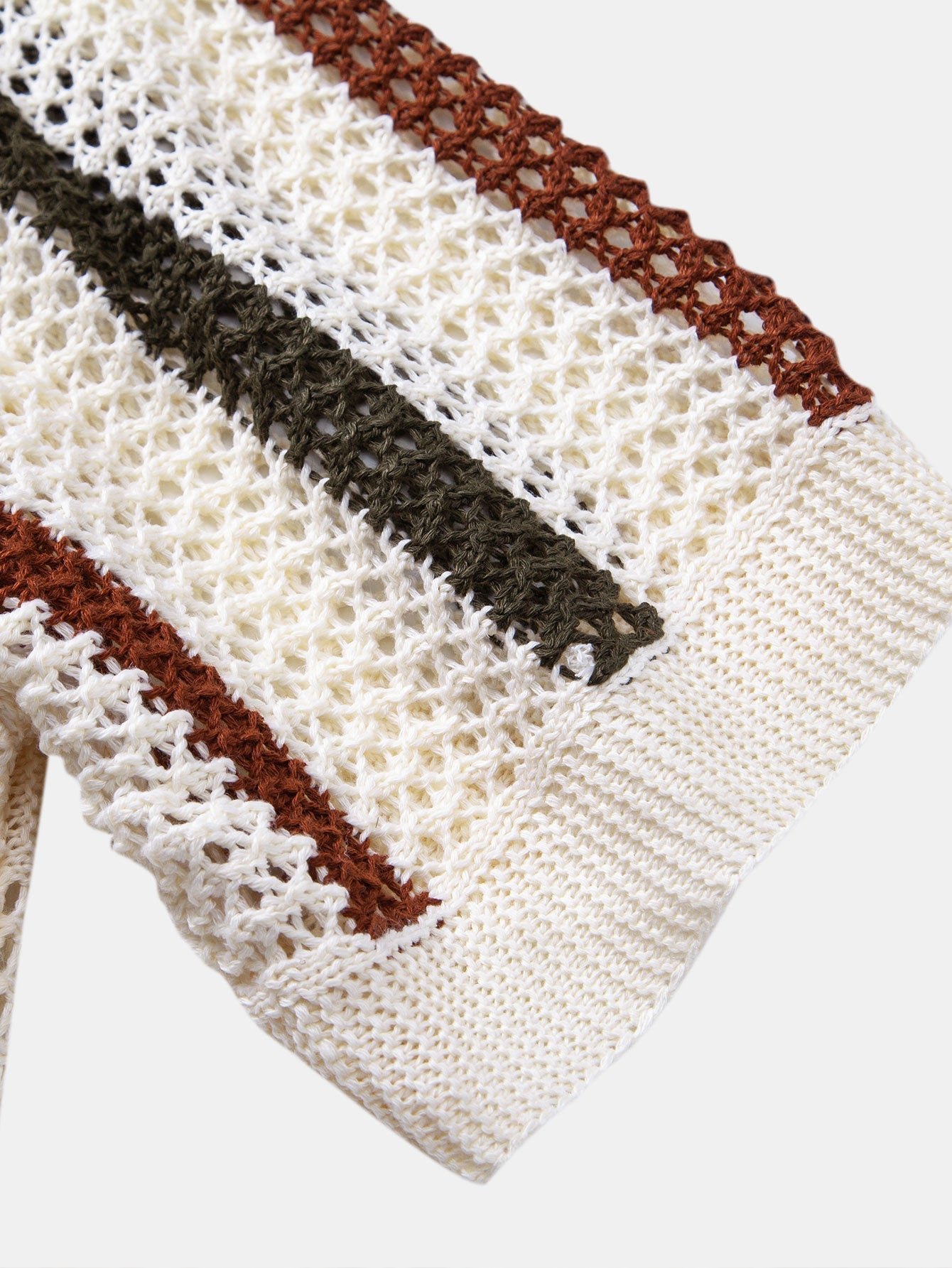 Polo da uomo all'uncinetto a righe con scollo a V