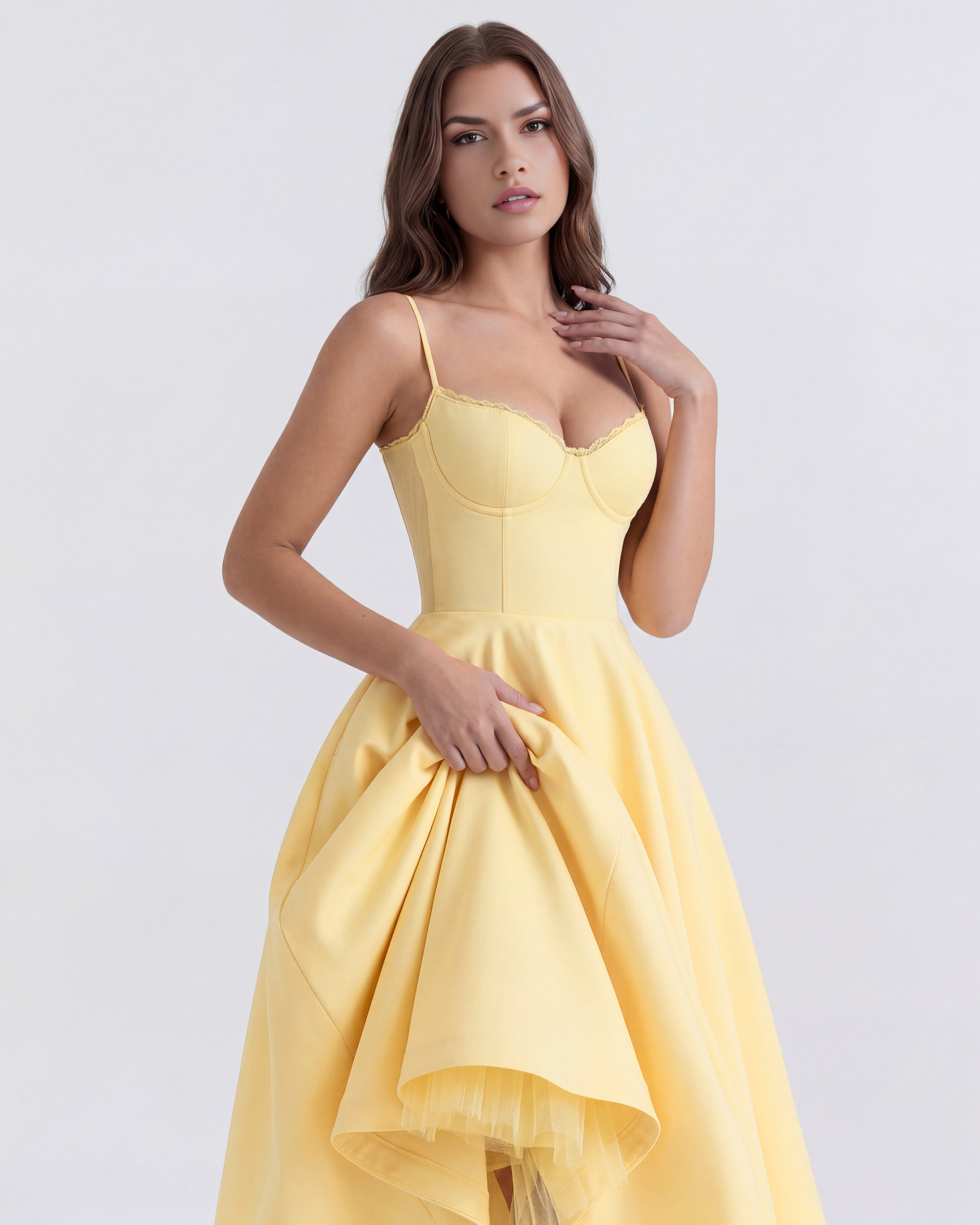 Abito Midi Selene Giallo Burro Satin Bella di Roma – modella