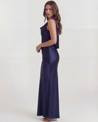 Abito Maxi Zaffiro Blu Scuro Satin Bella di Roma – modella