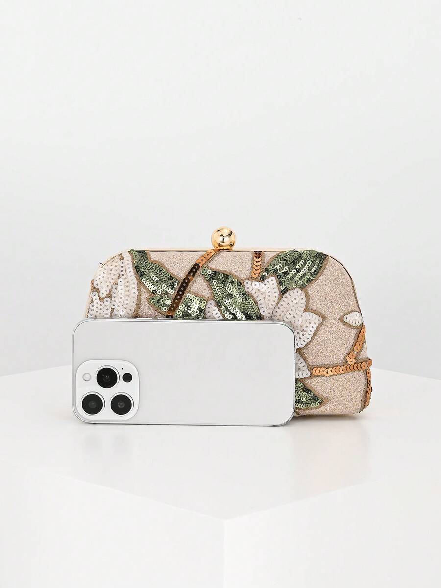 Pochette a confronto con uno smartphone per la misura